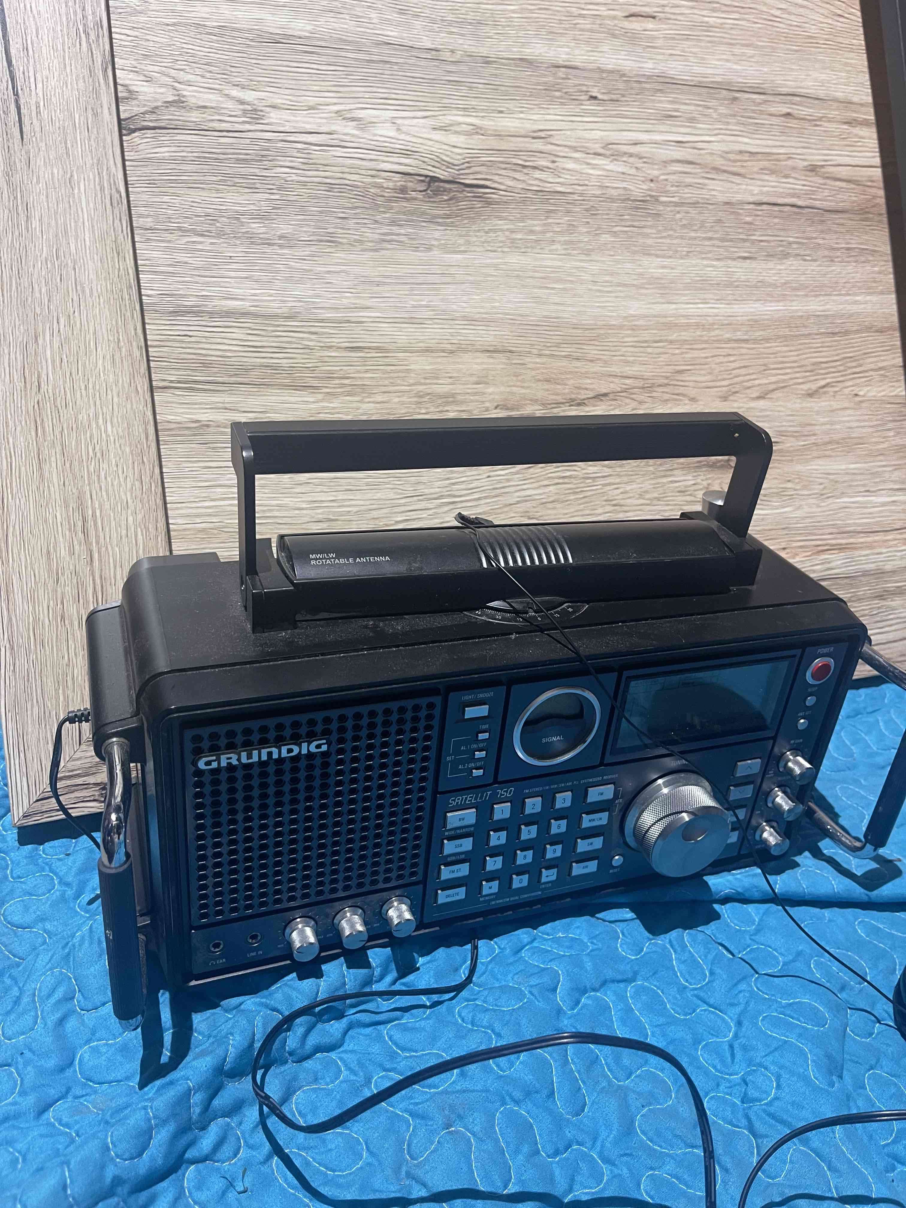 Radio vintage de onda corta Grundig - miniatura 2