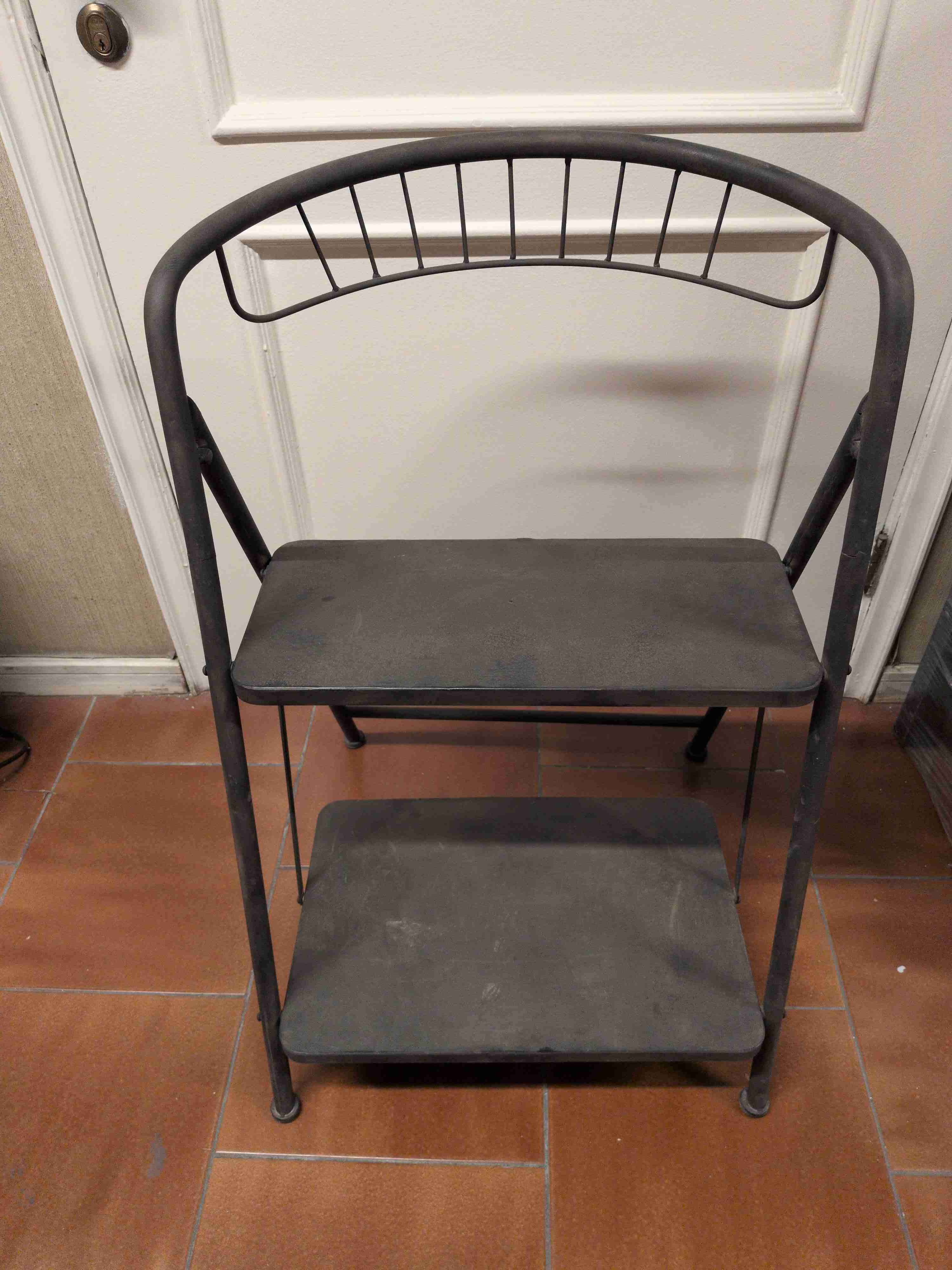 Estantería de metal con dos niveles