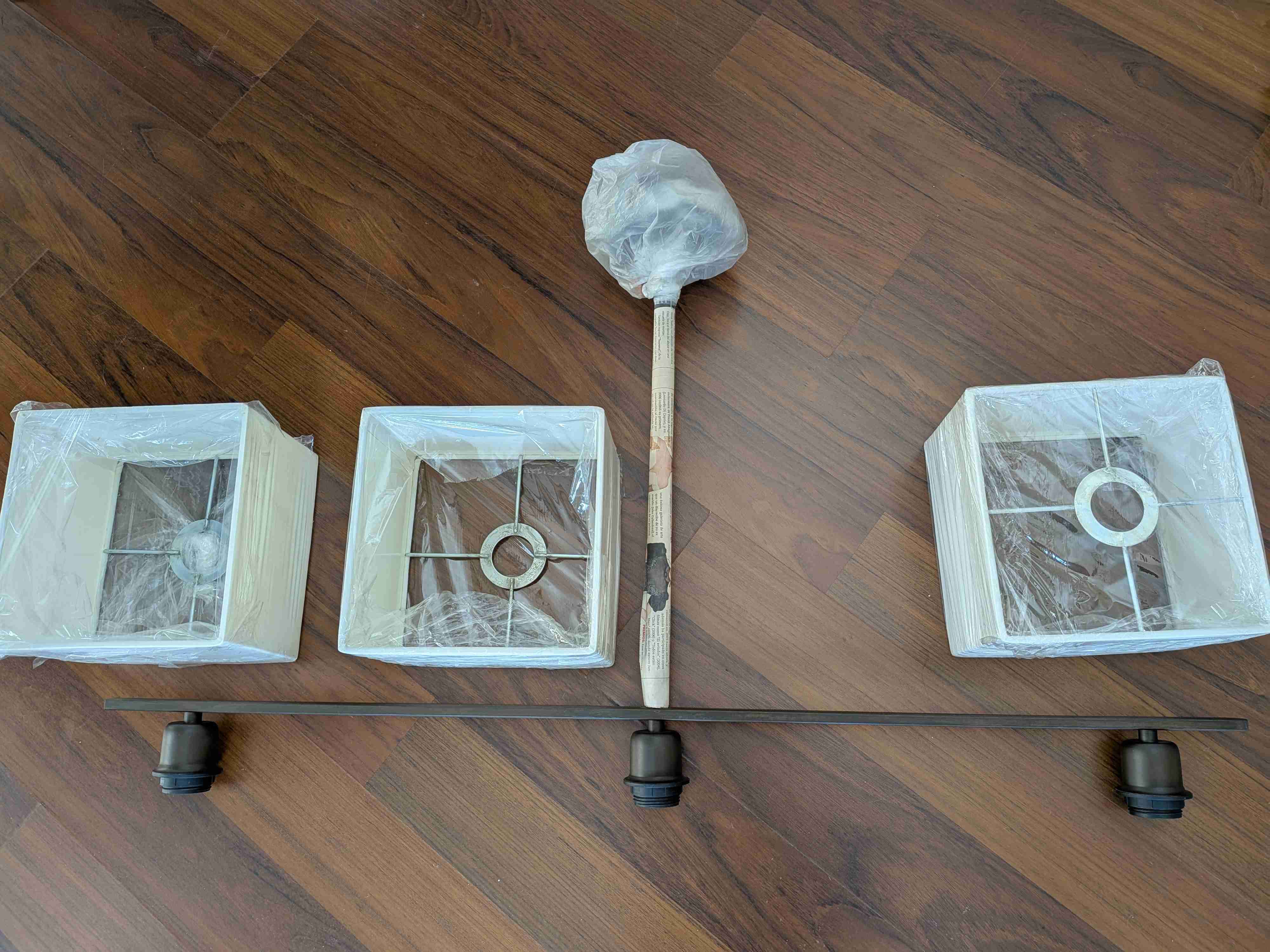 Lámpara de techo triple con pantallas cuadradas