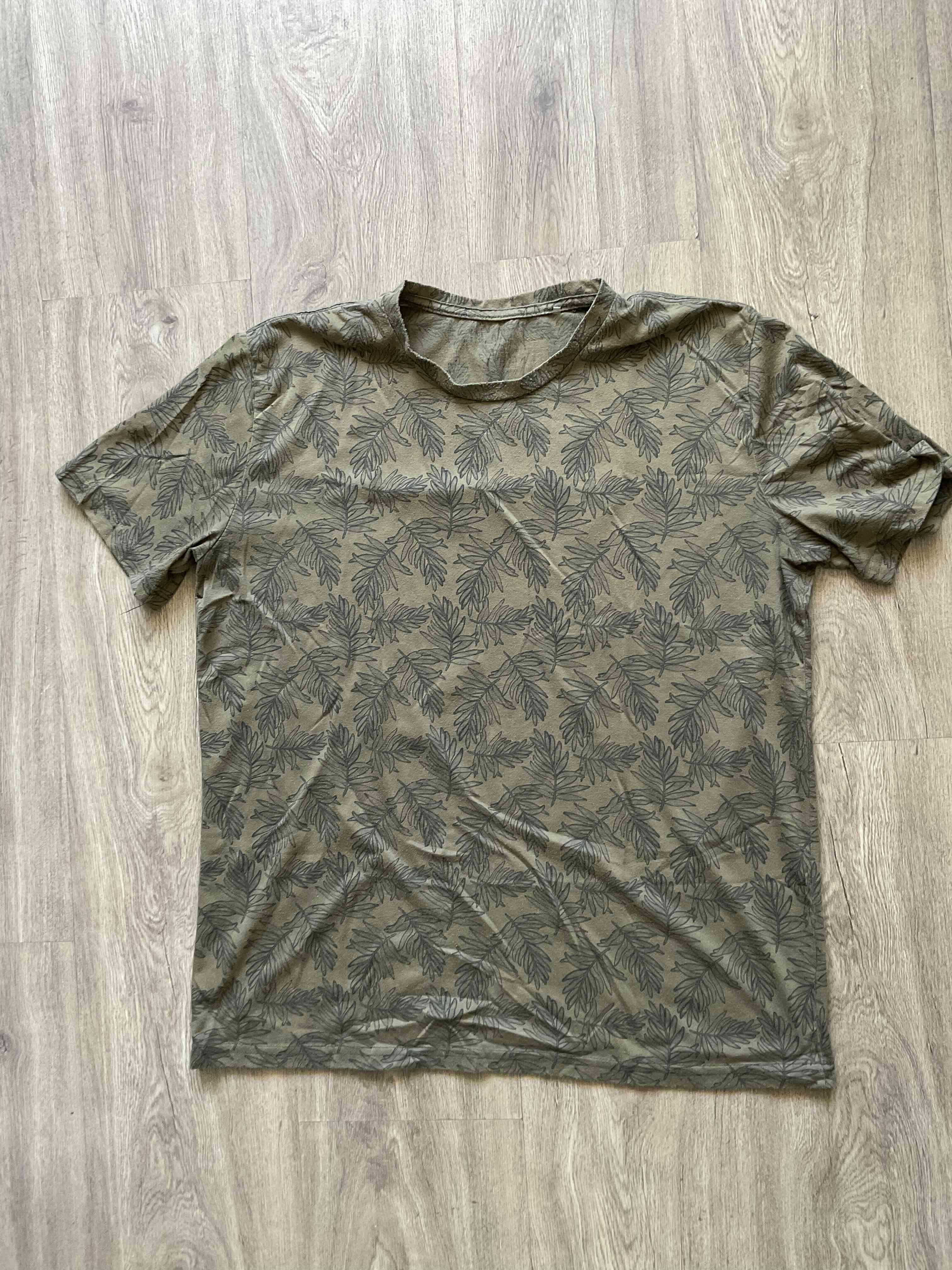 Polera estampada verde musgo