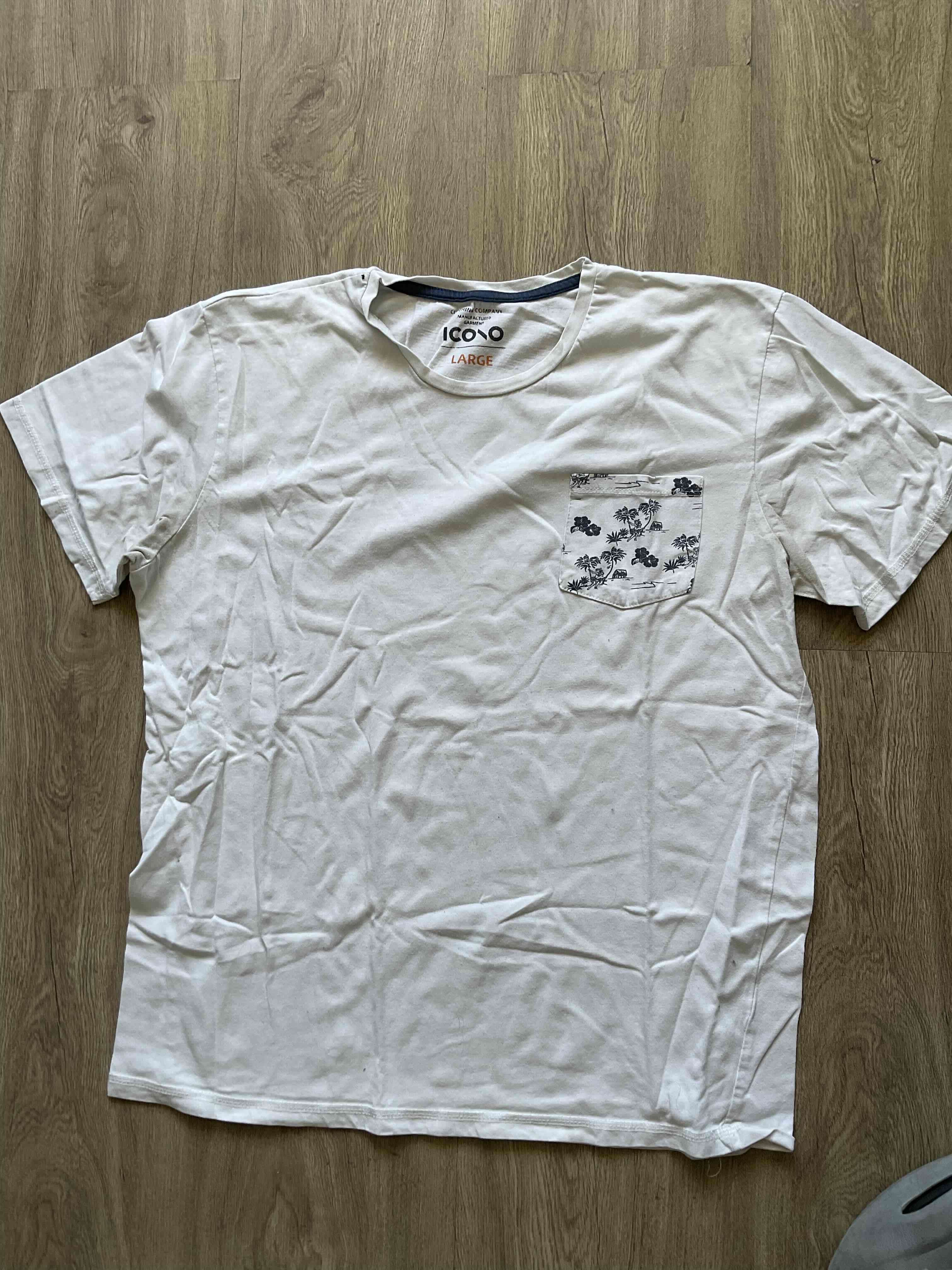 Polera blanca con bolsillo estampado