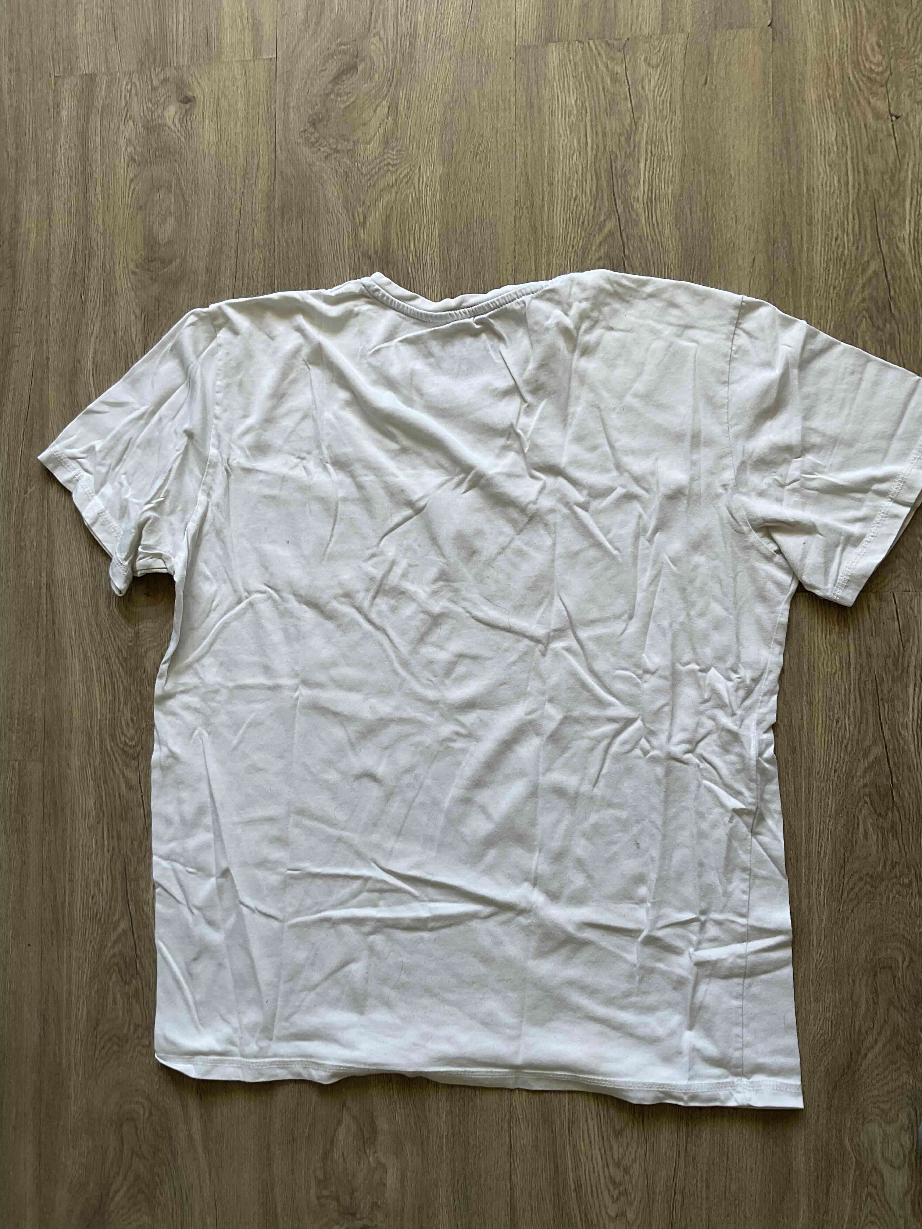 Polera blanca con bolsillo estampado - miniatura 2