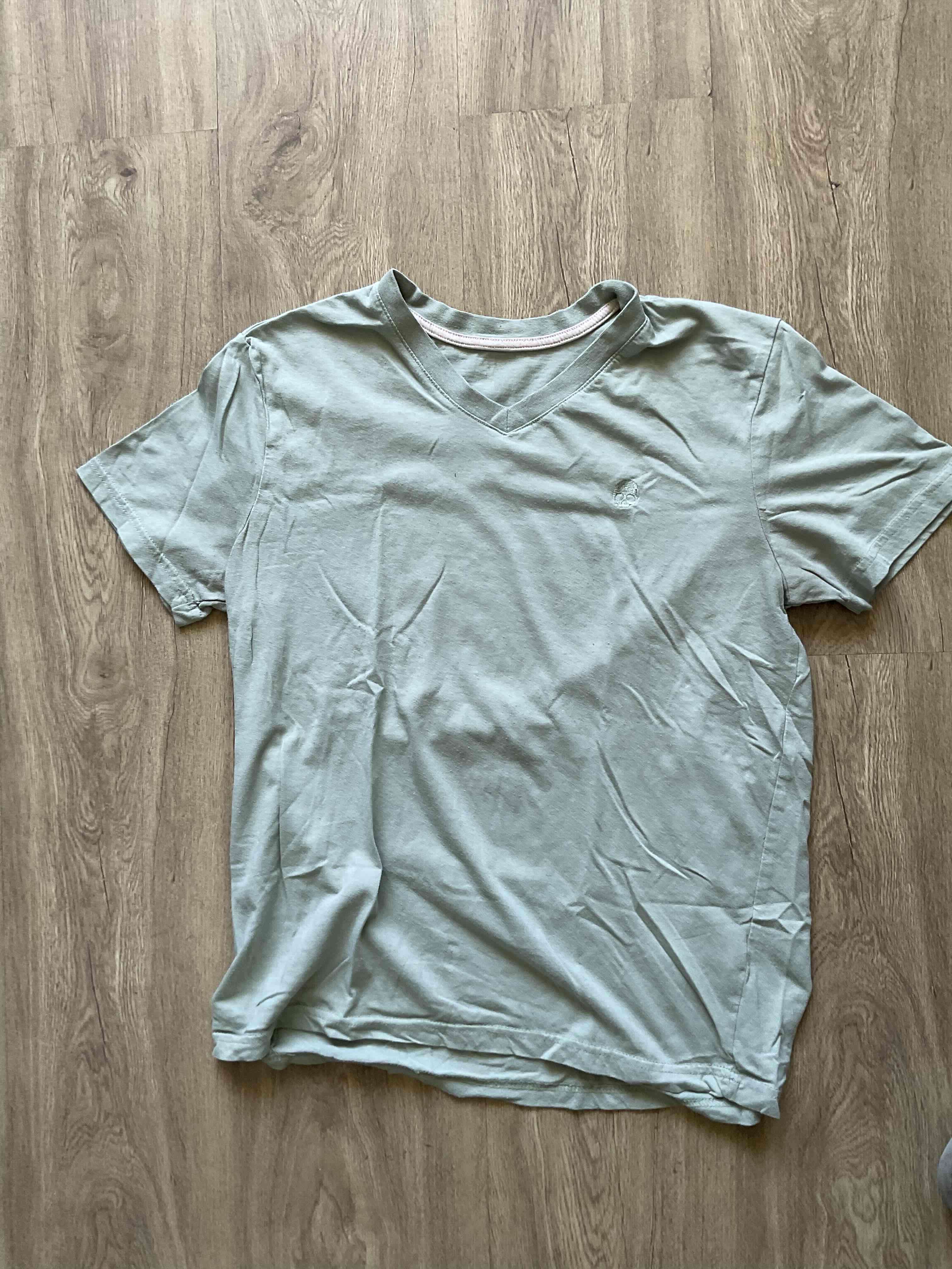 Polera verde oliva con cuello en V