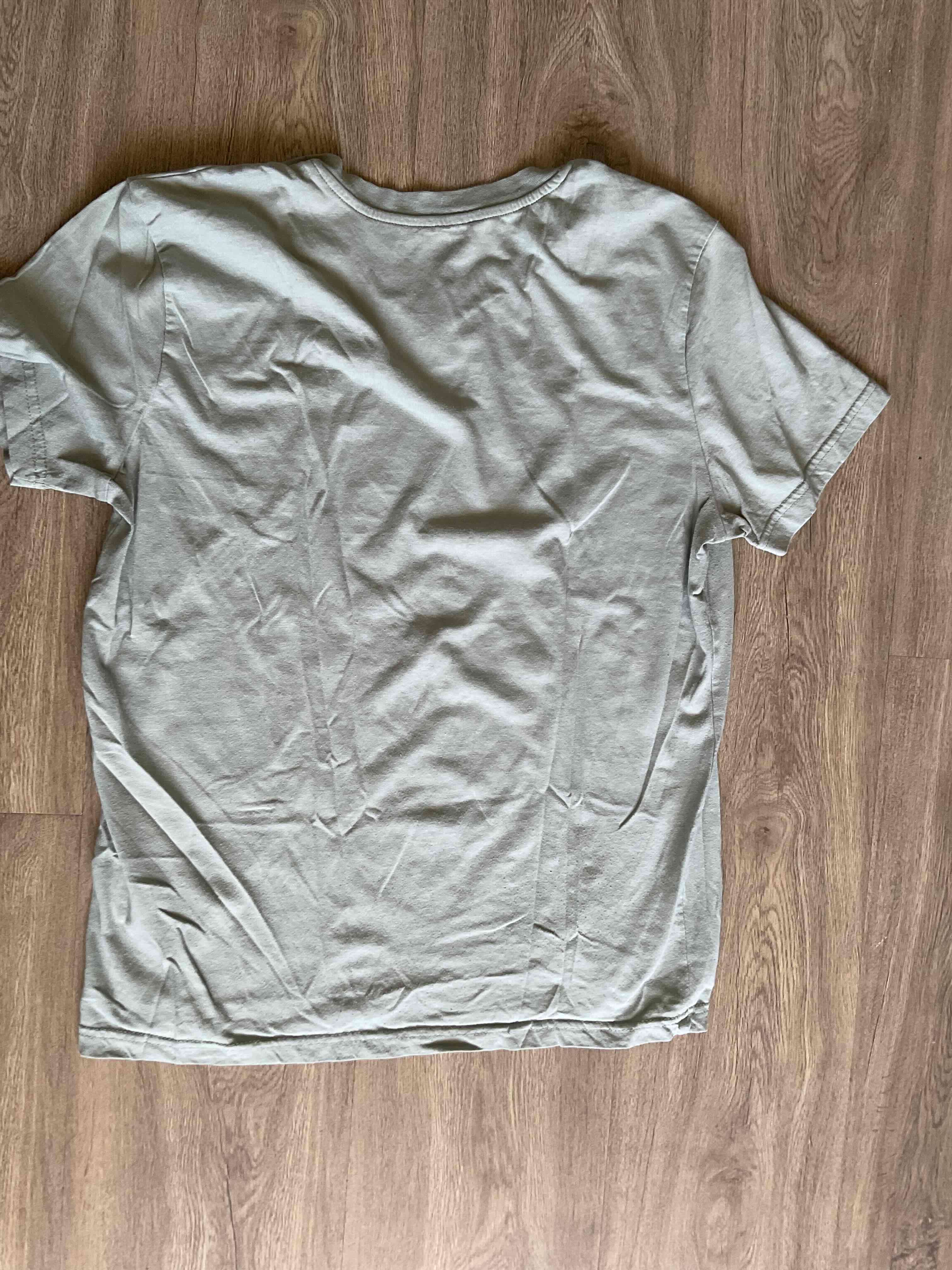 Polera verde oliva con cuello en V - miniatura 2