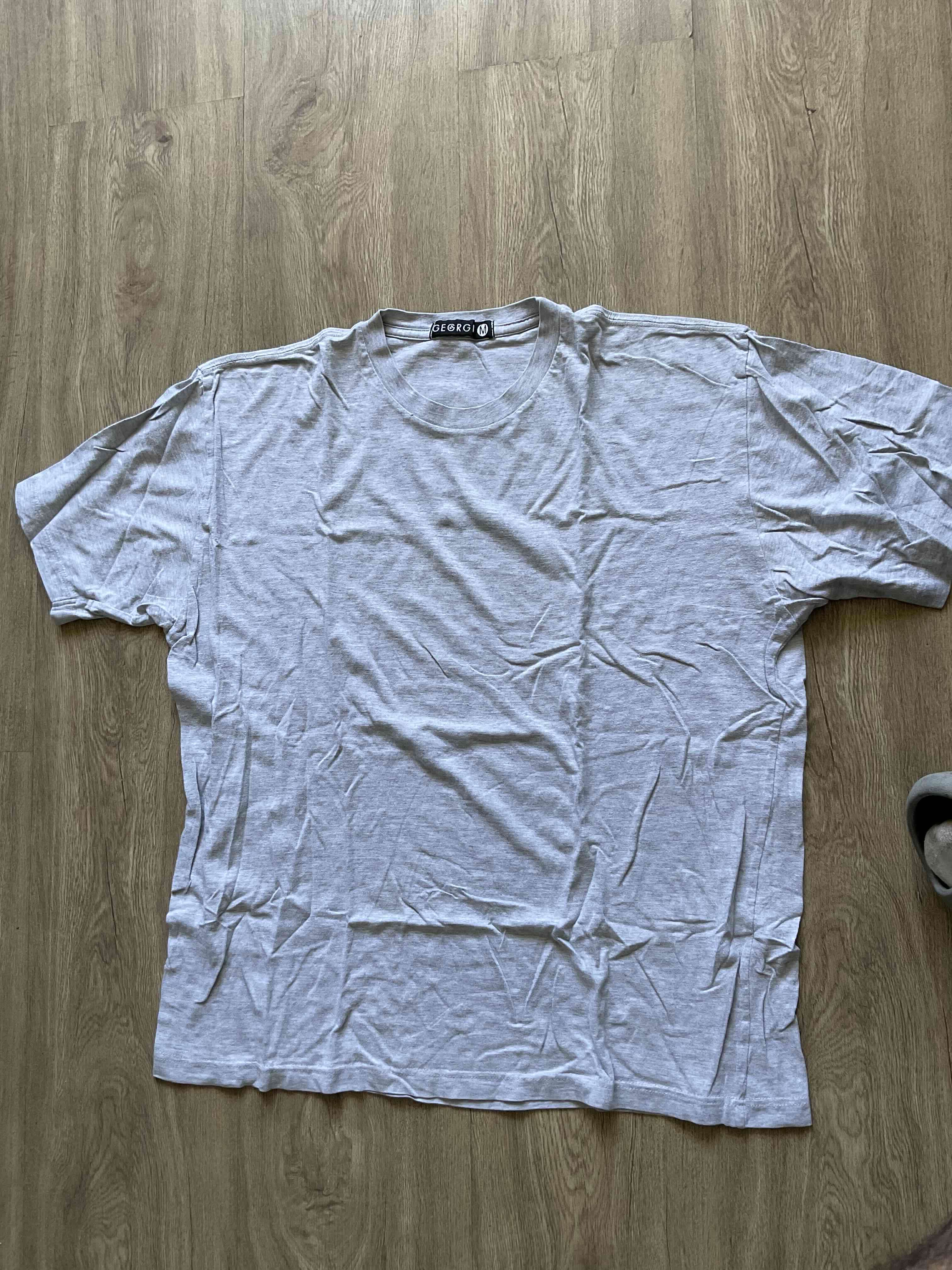 Polera gris básica. M.