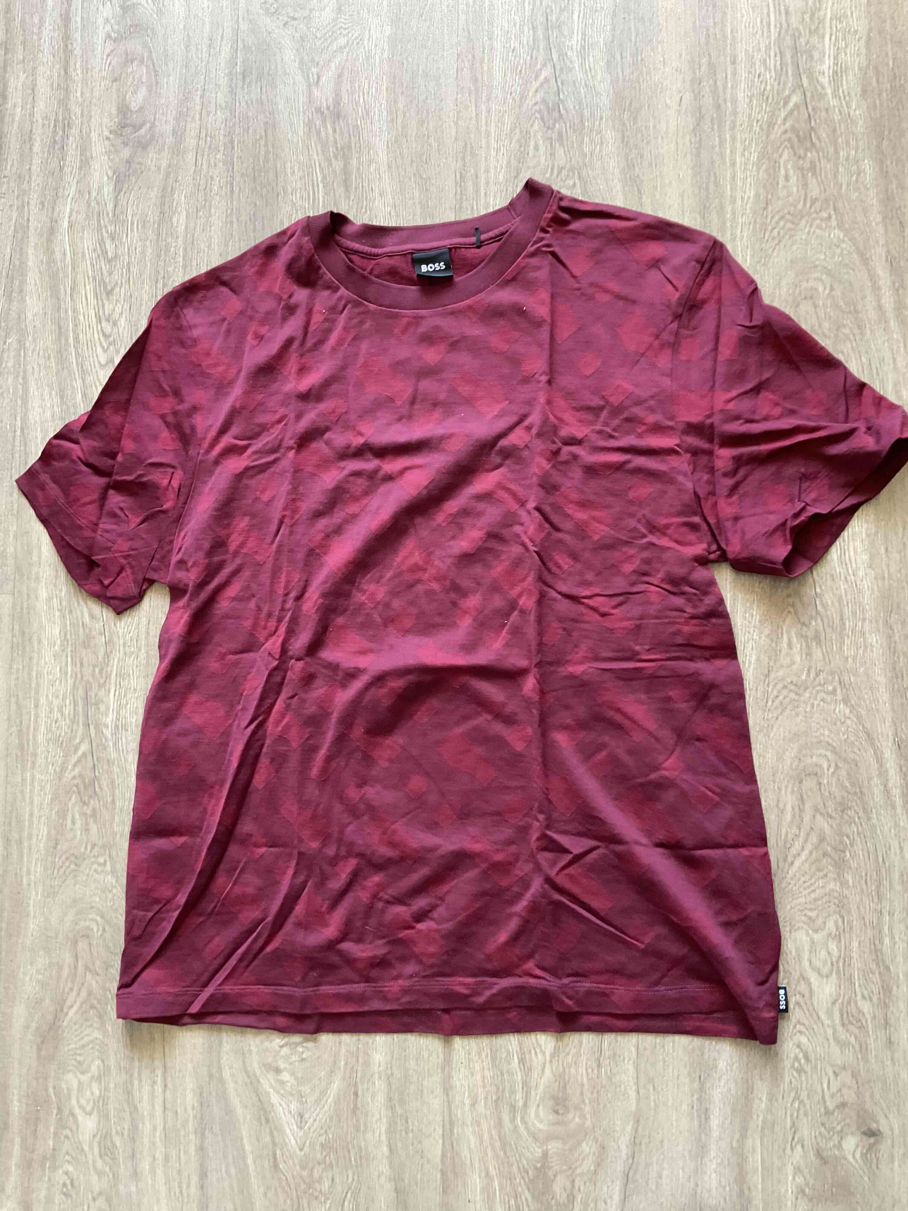 Polera Hugo Boss roja con diseño
