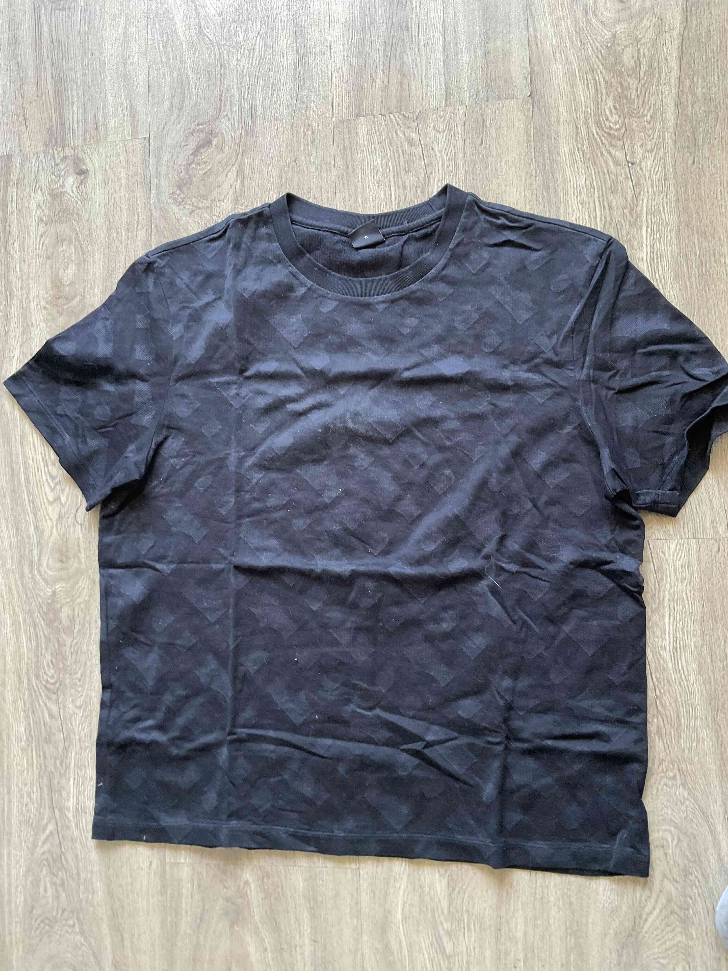 Polera Hugo Boss negra con diseño