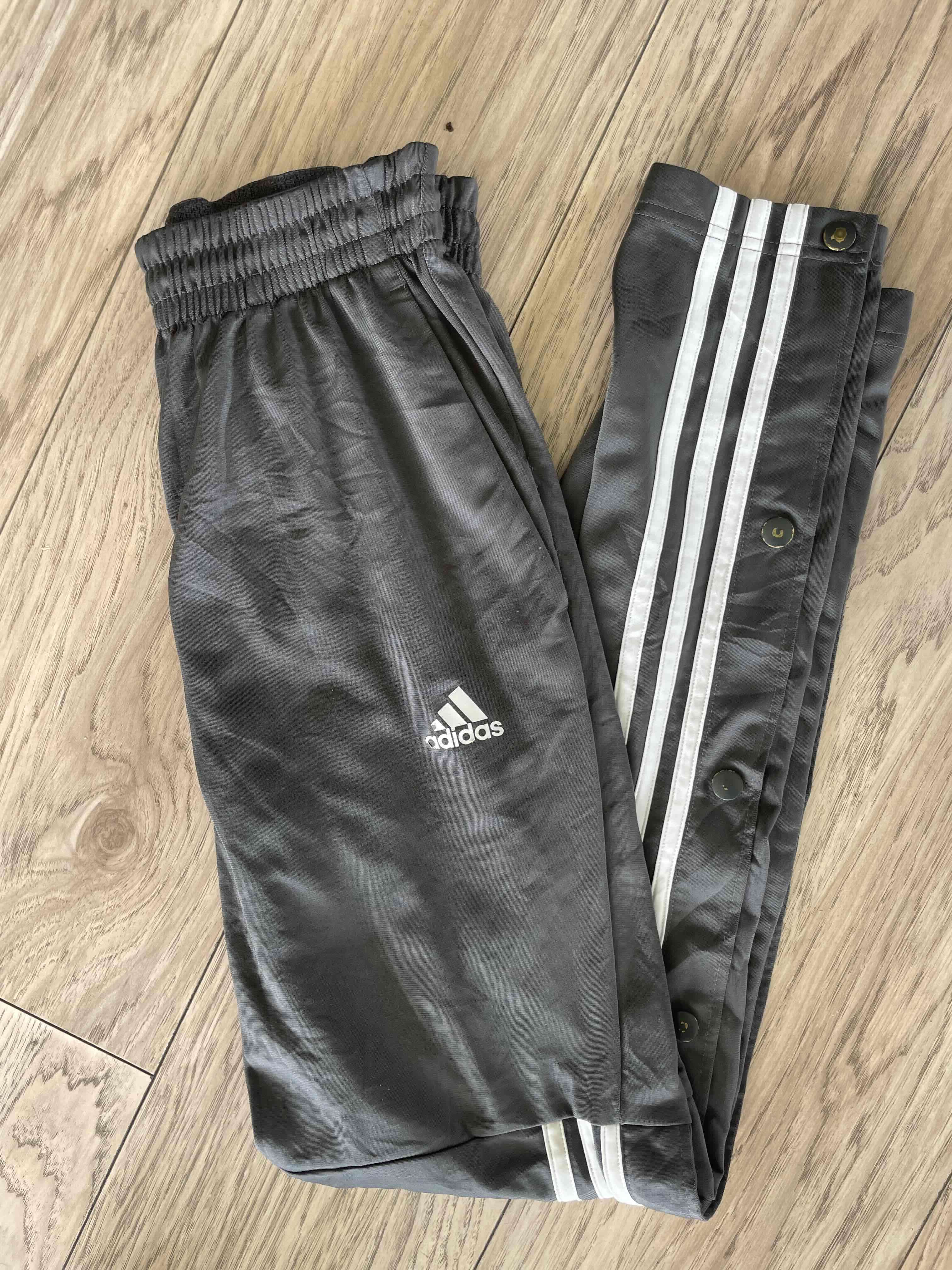 Pantalón deportivo Adidas gris
