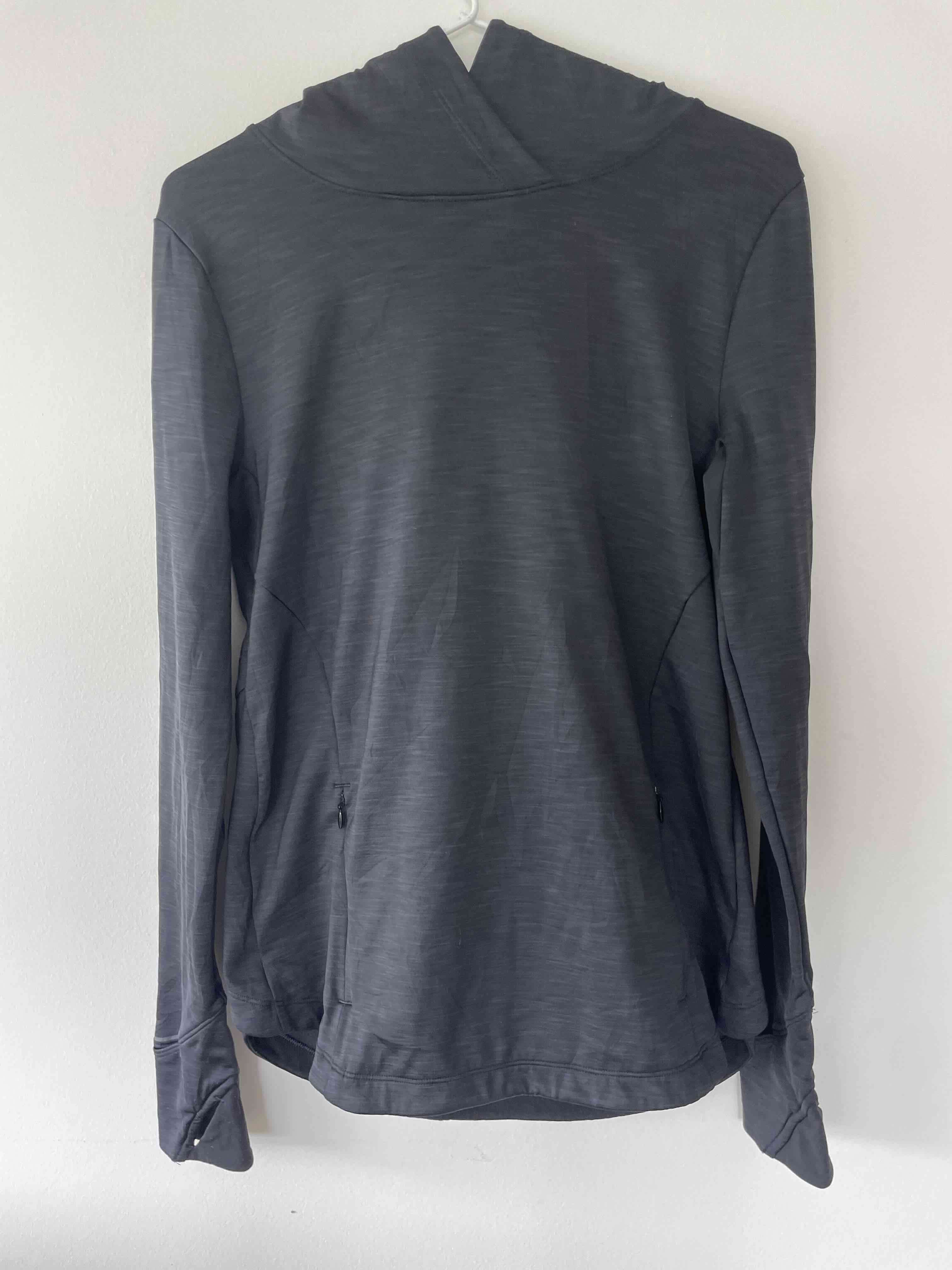 Polerón gris con capucha