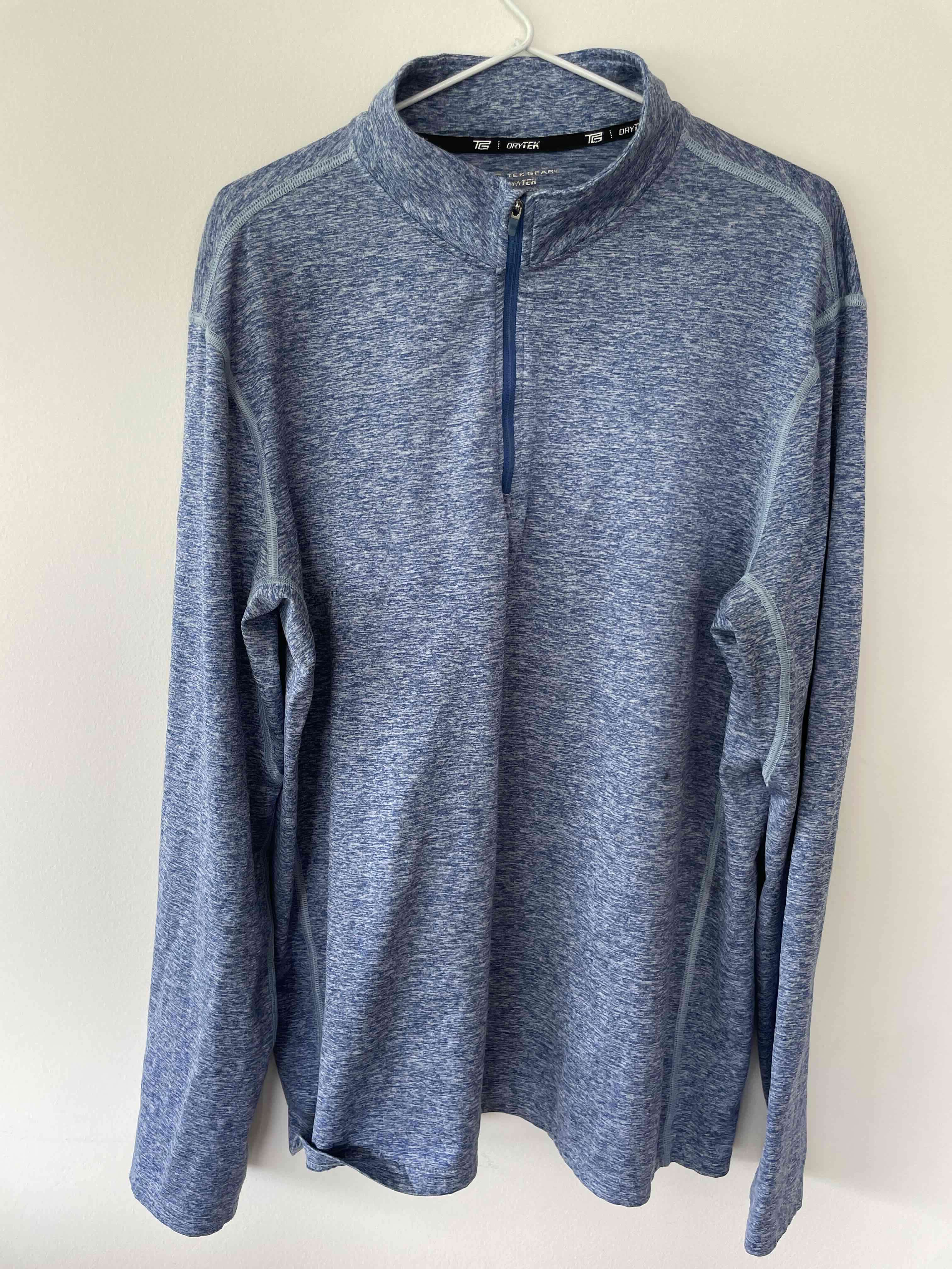 Polera deportiva azul con cierre
