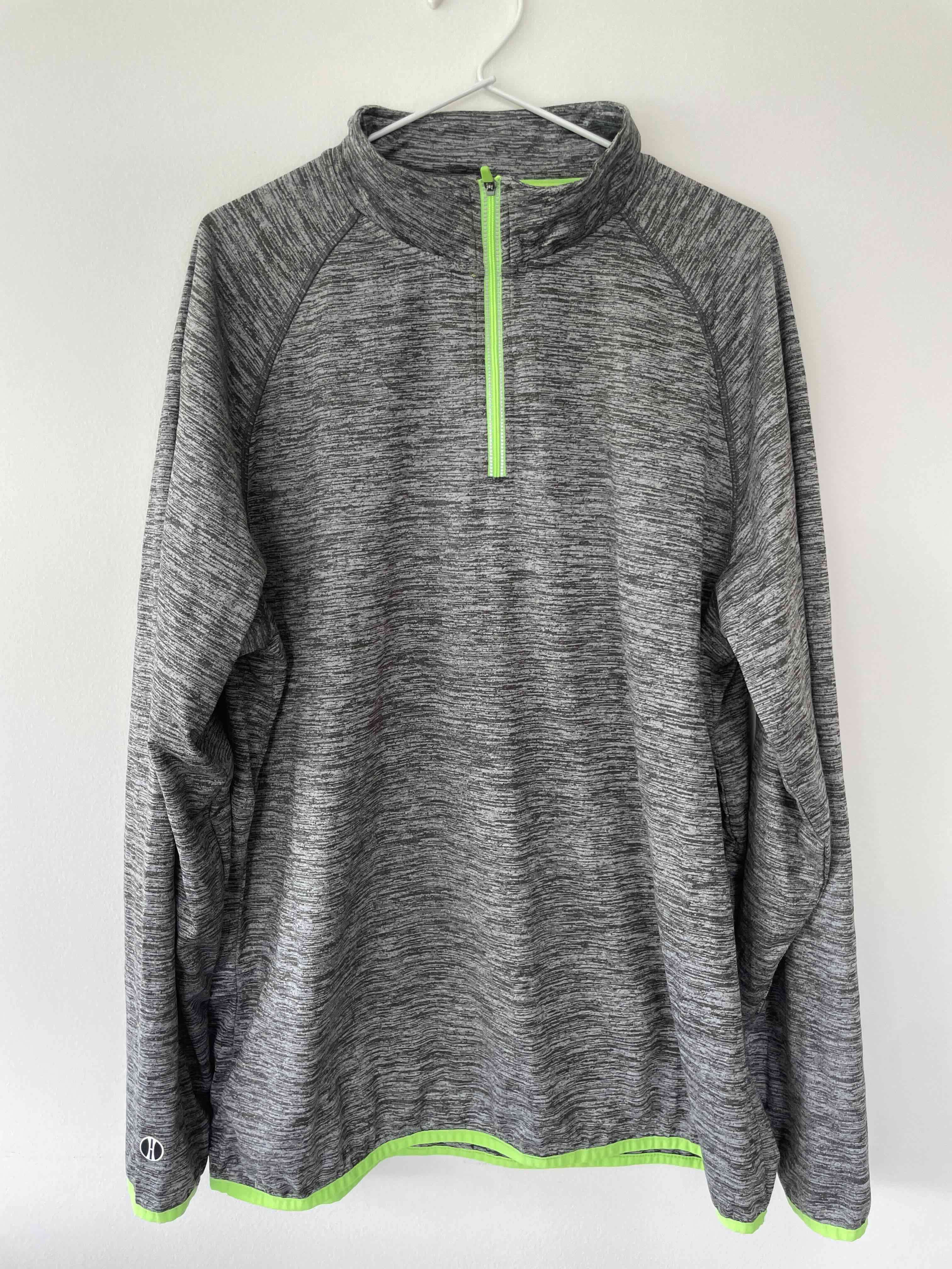 Polerón deportivo gris con cierre verde