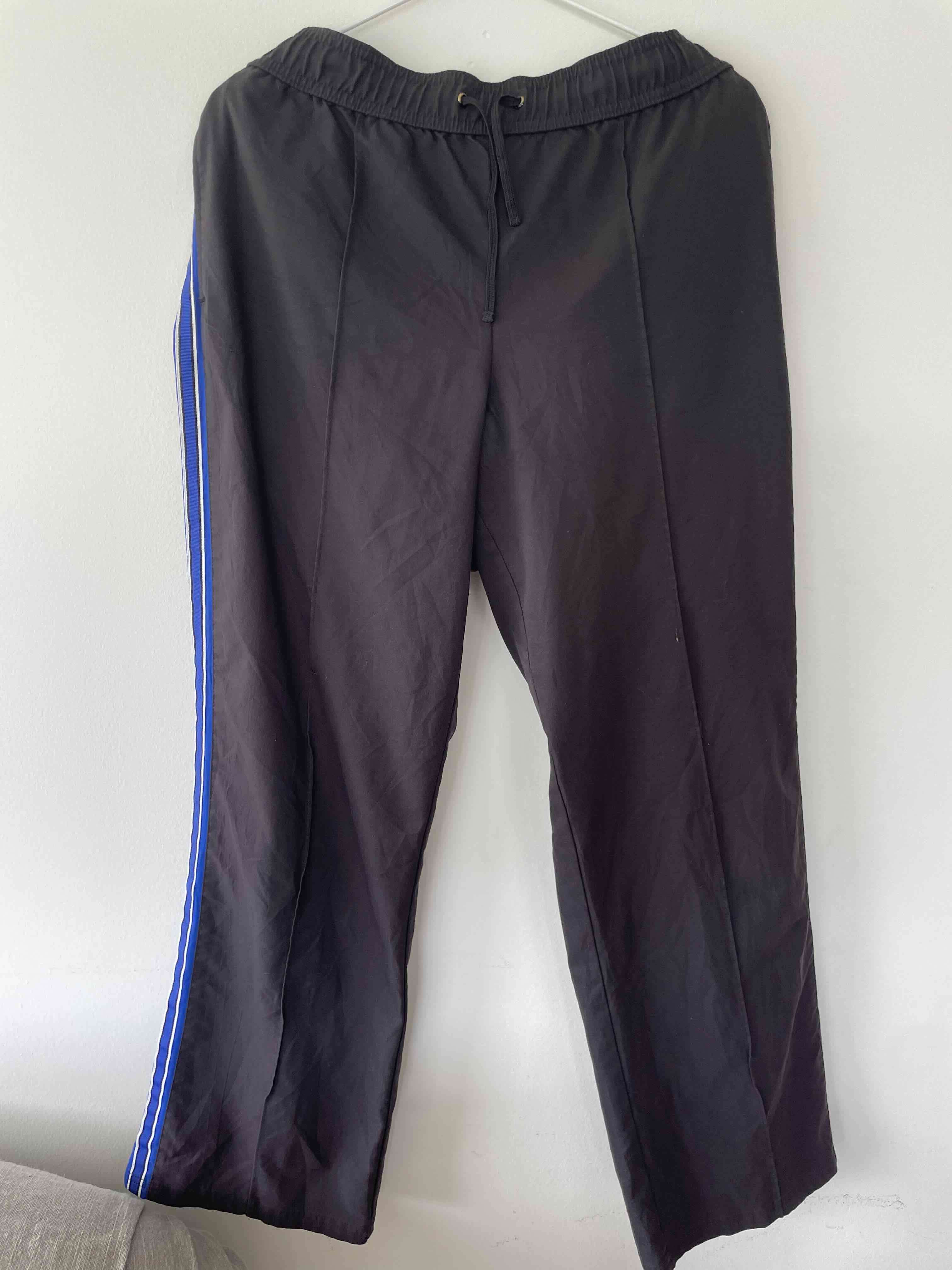 Pantalones deportivos negros con línea azul