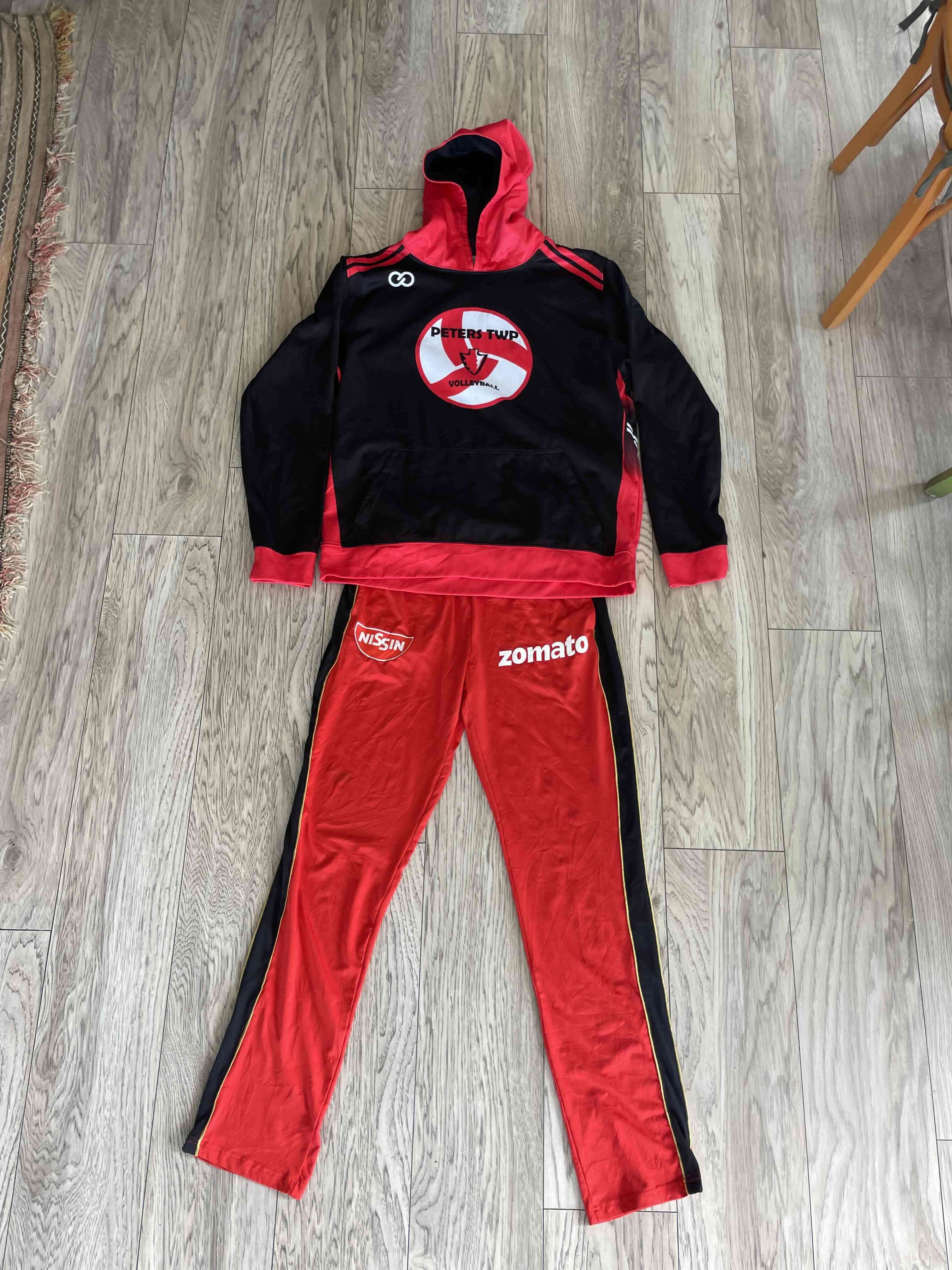 Conjunto deportivo negro y rojo