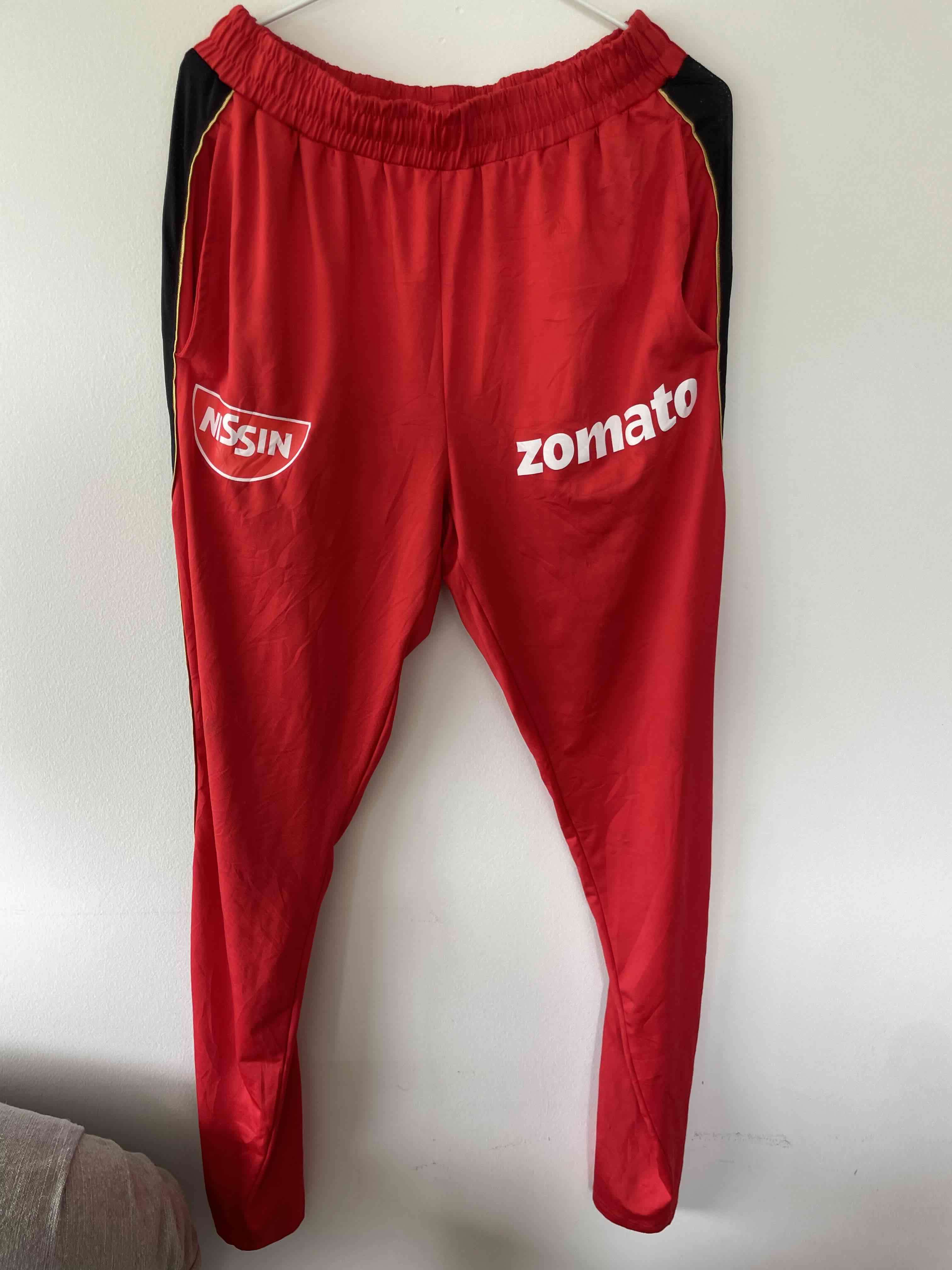 Conjunto deportivo negro y rojo - miniatura 2