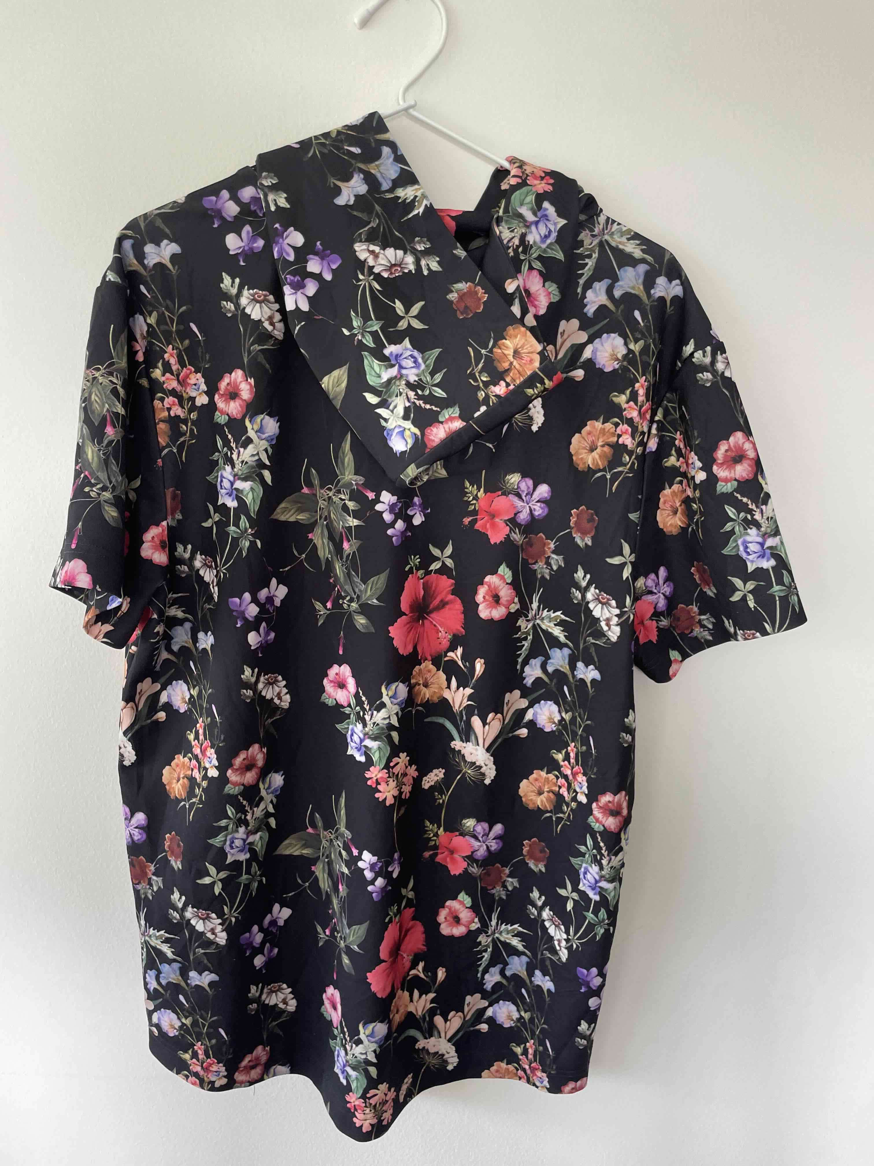Polera floral con capucha - miniatura 2
