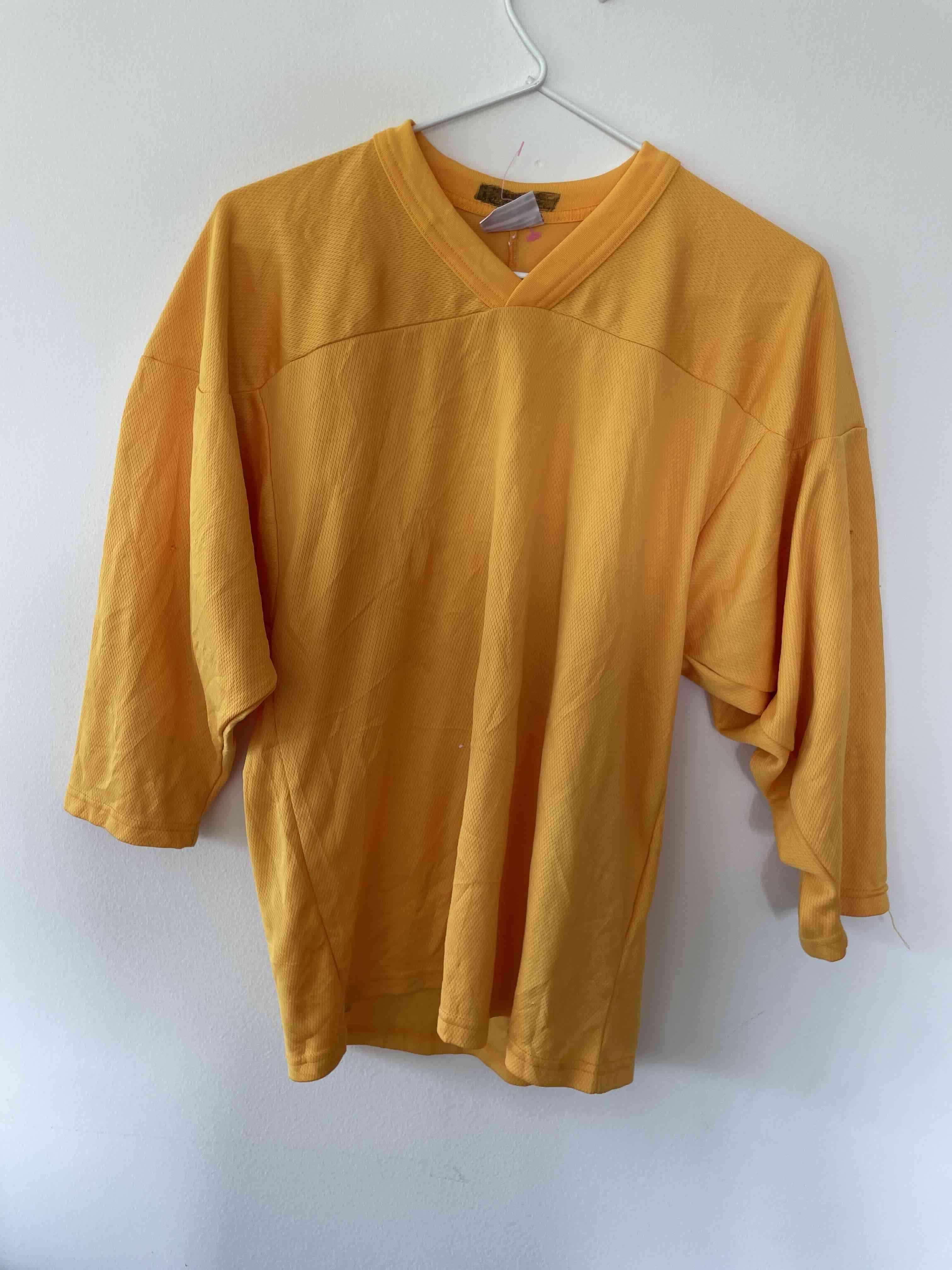 Polera deportiva amarilla