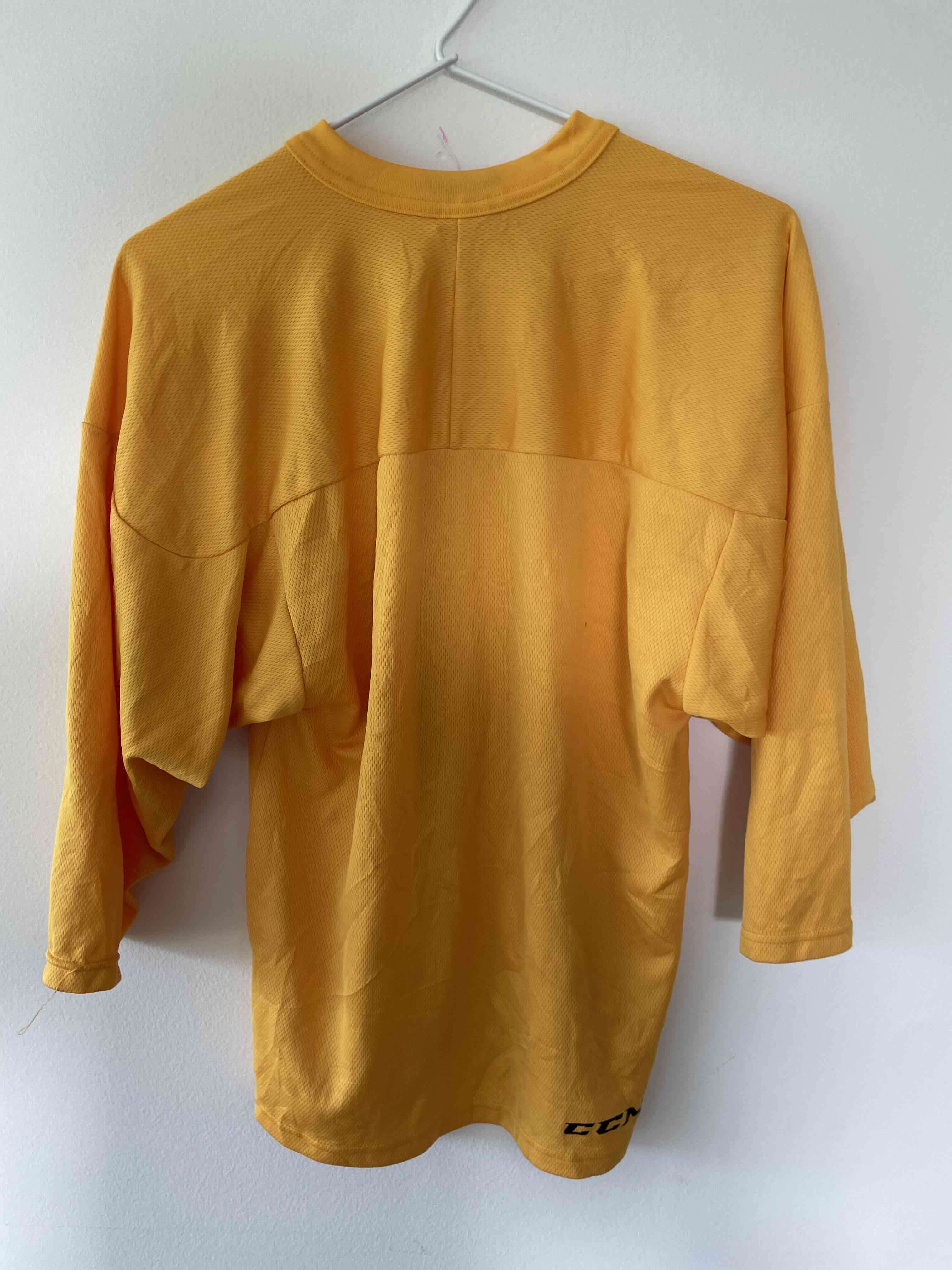 Polera deportiva amarilla - miniatura 2