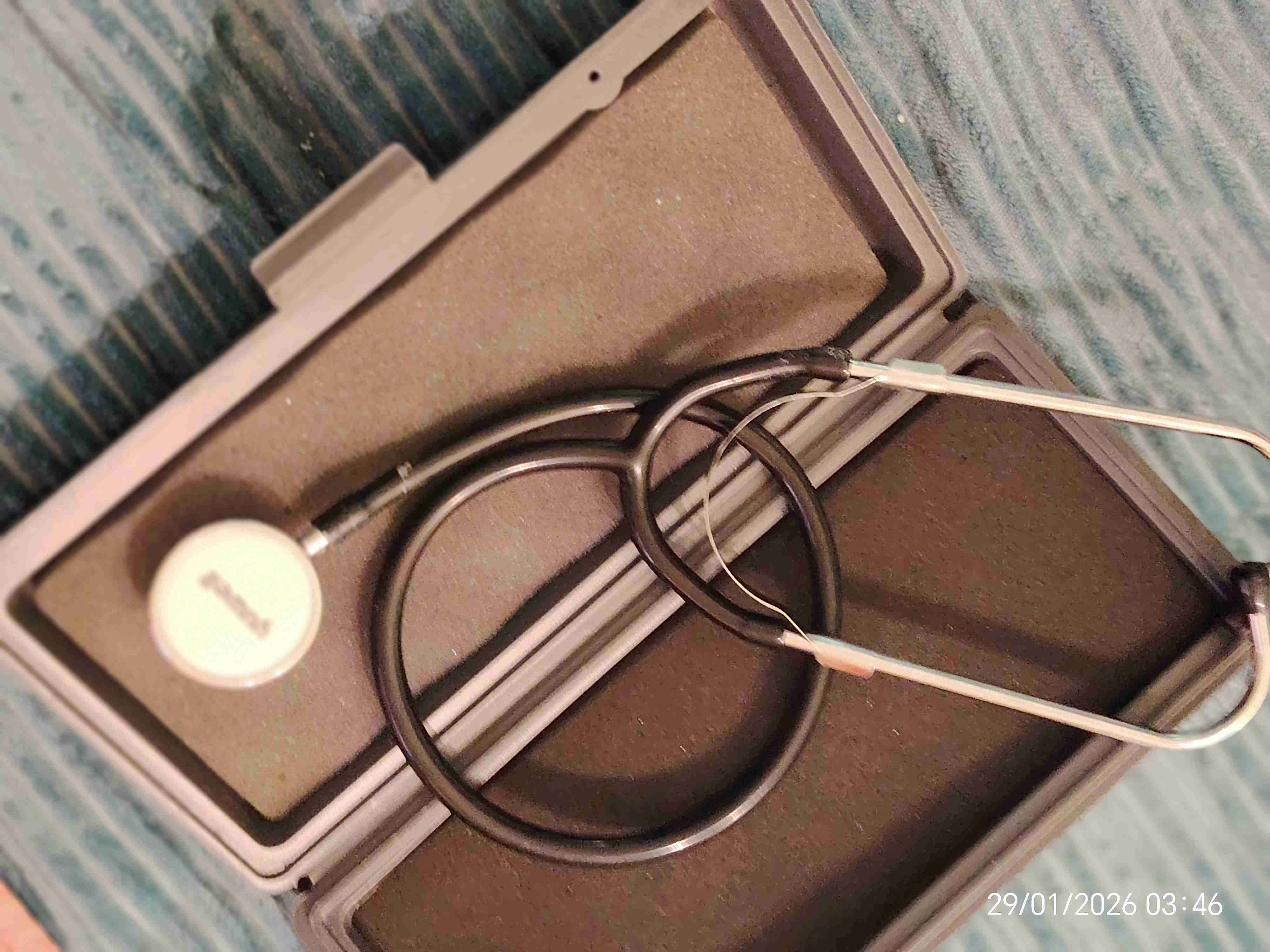 Estetoscopio con estuche rigido