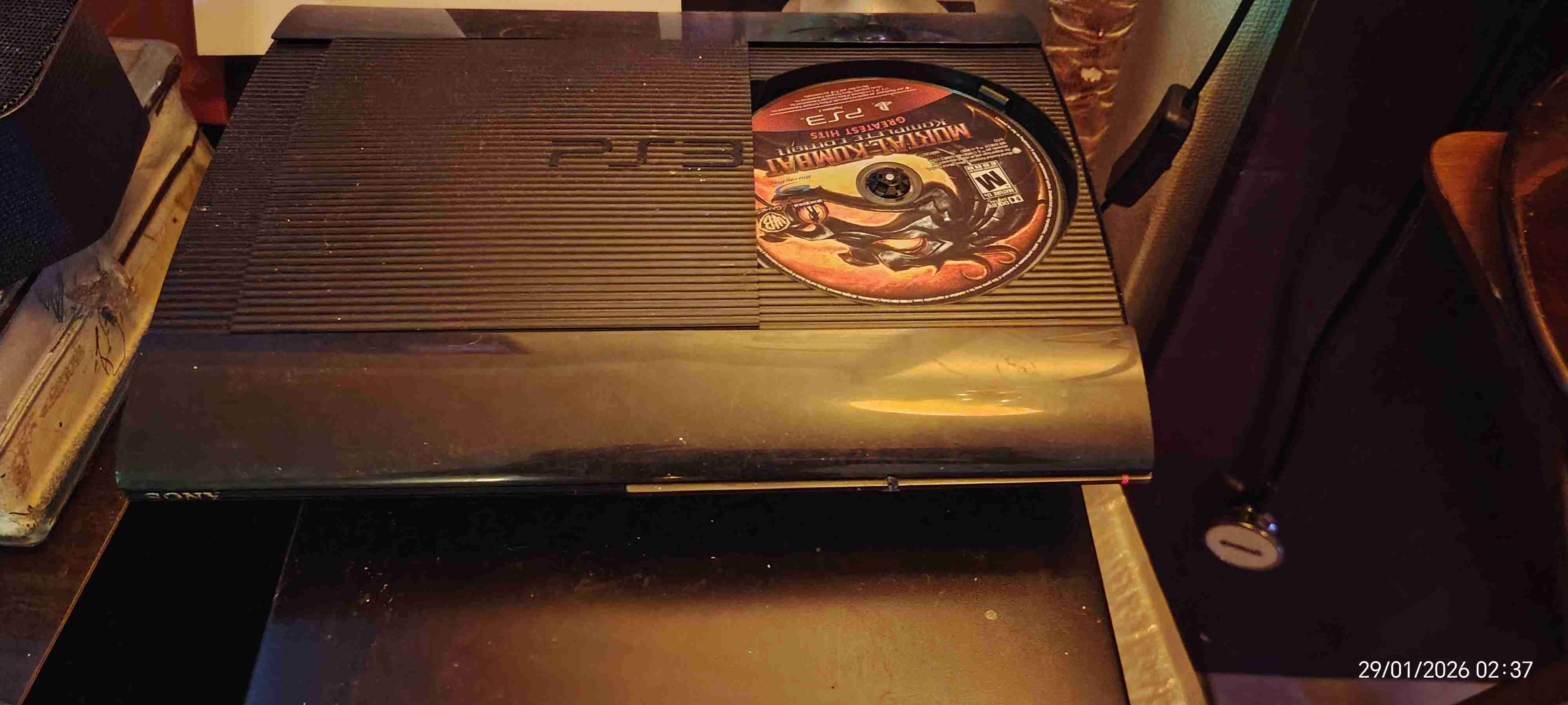 Consola PS3  excelente estado con dos controles - miniatura 4