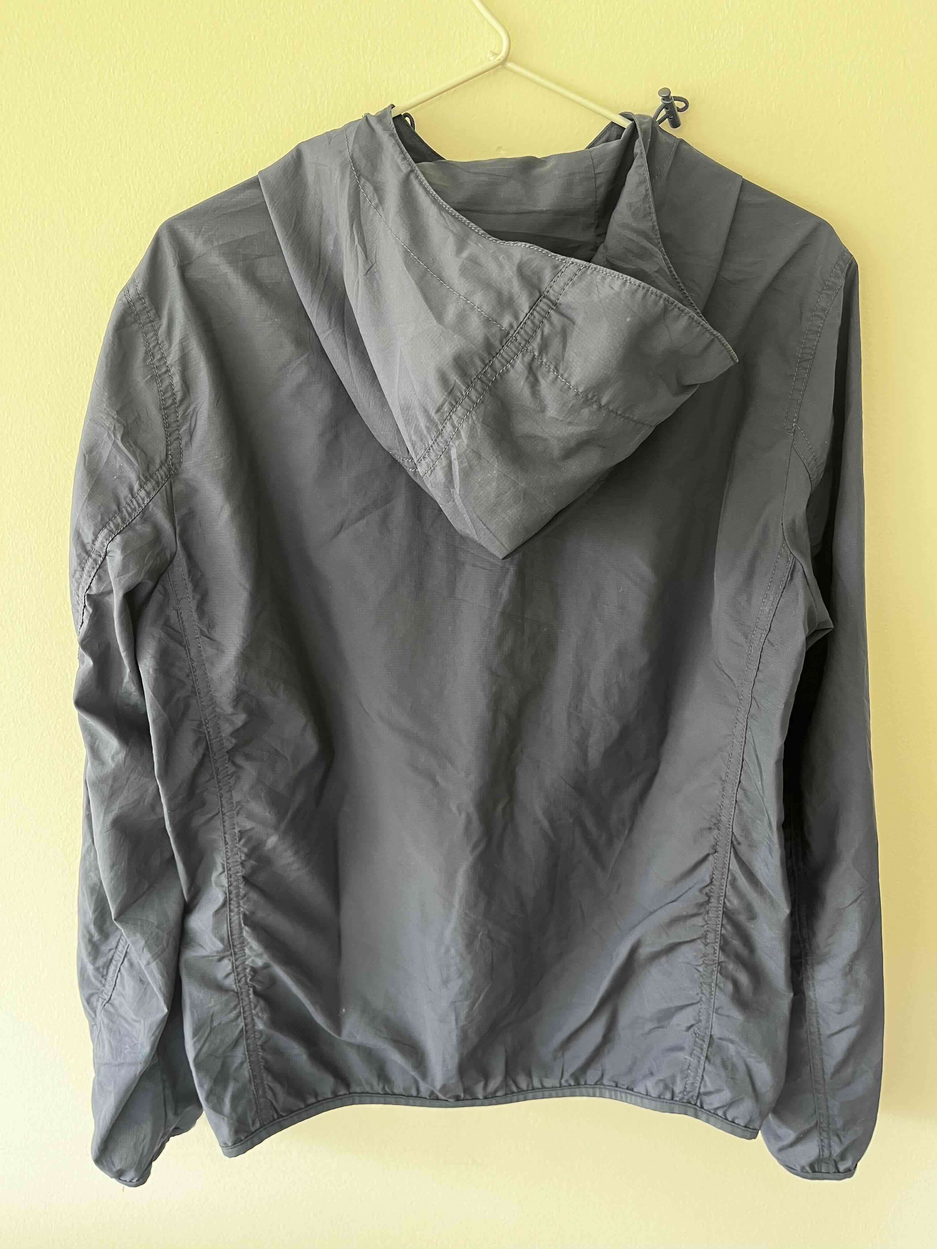 Chaqueta rompe viento azul uniqlo - miniatura 2