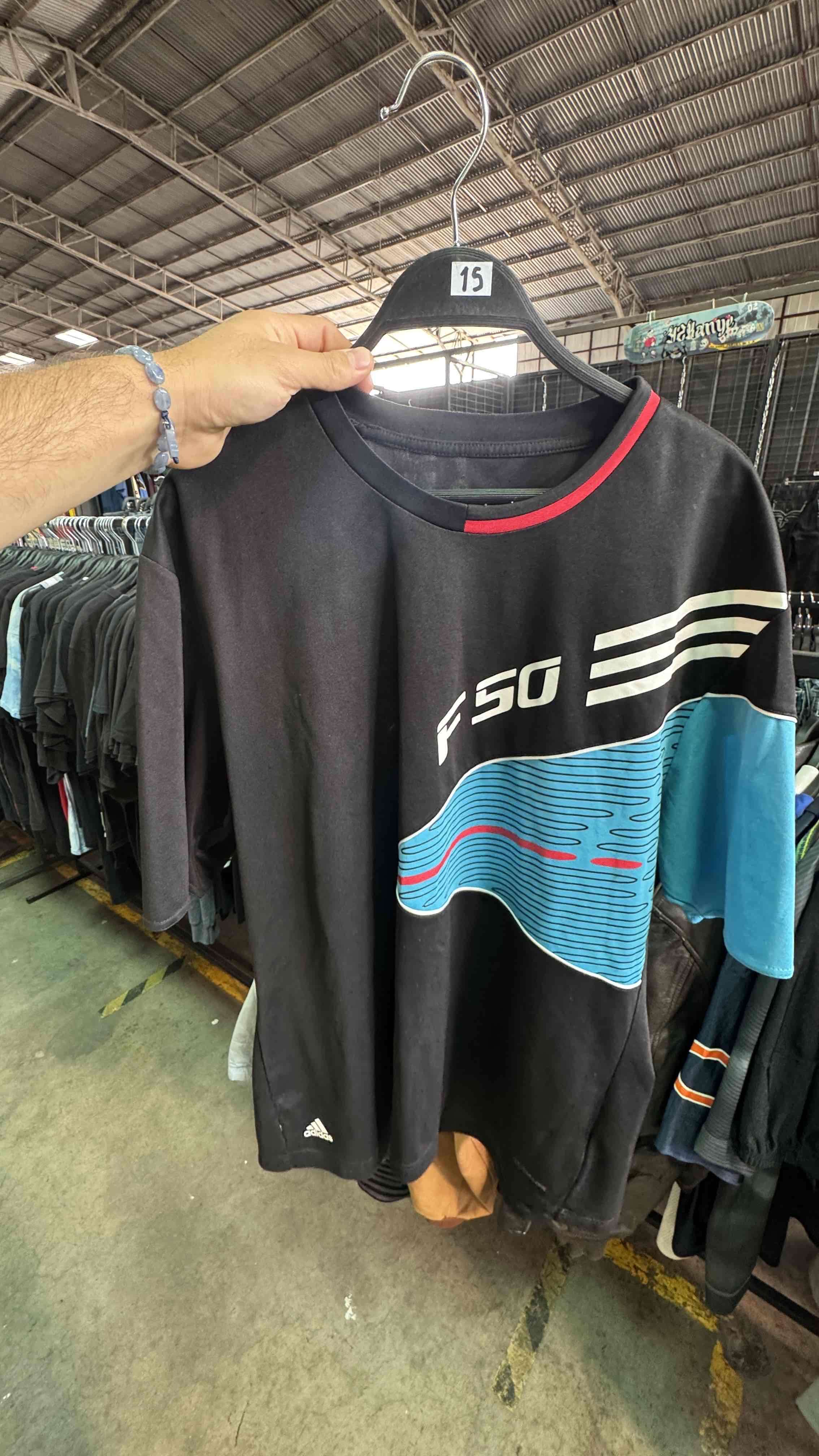 Polera deportiva Adidas negra
