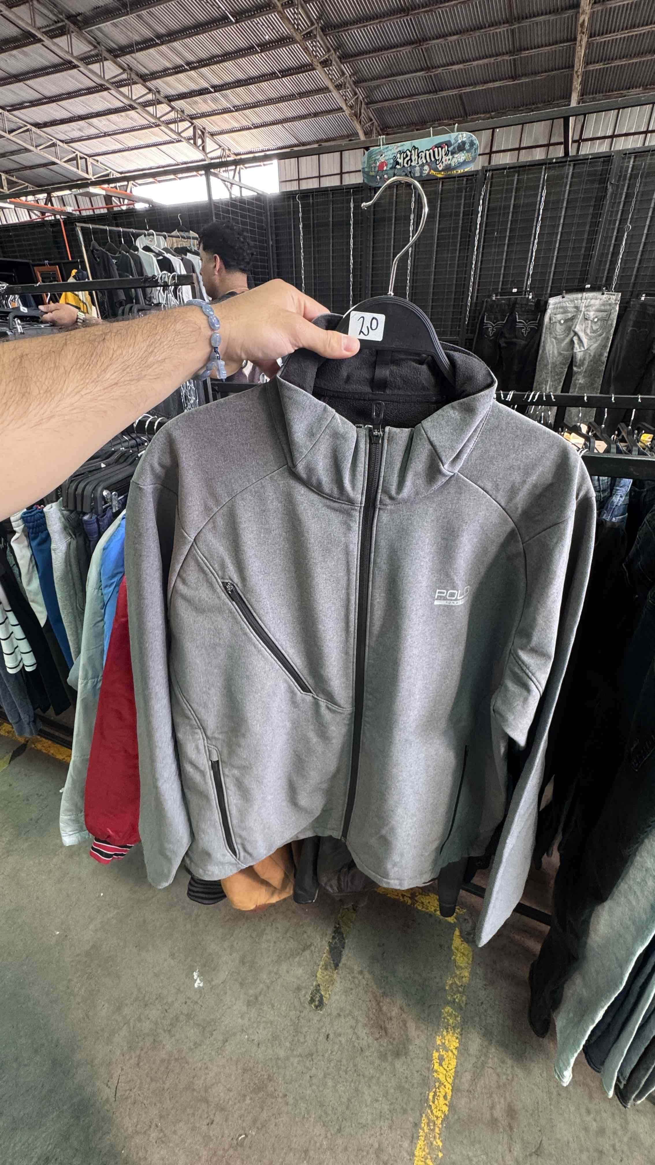 Chaqueta gris con cierre