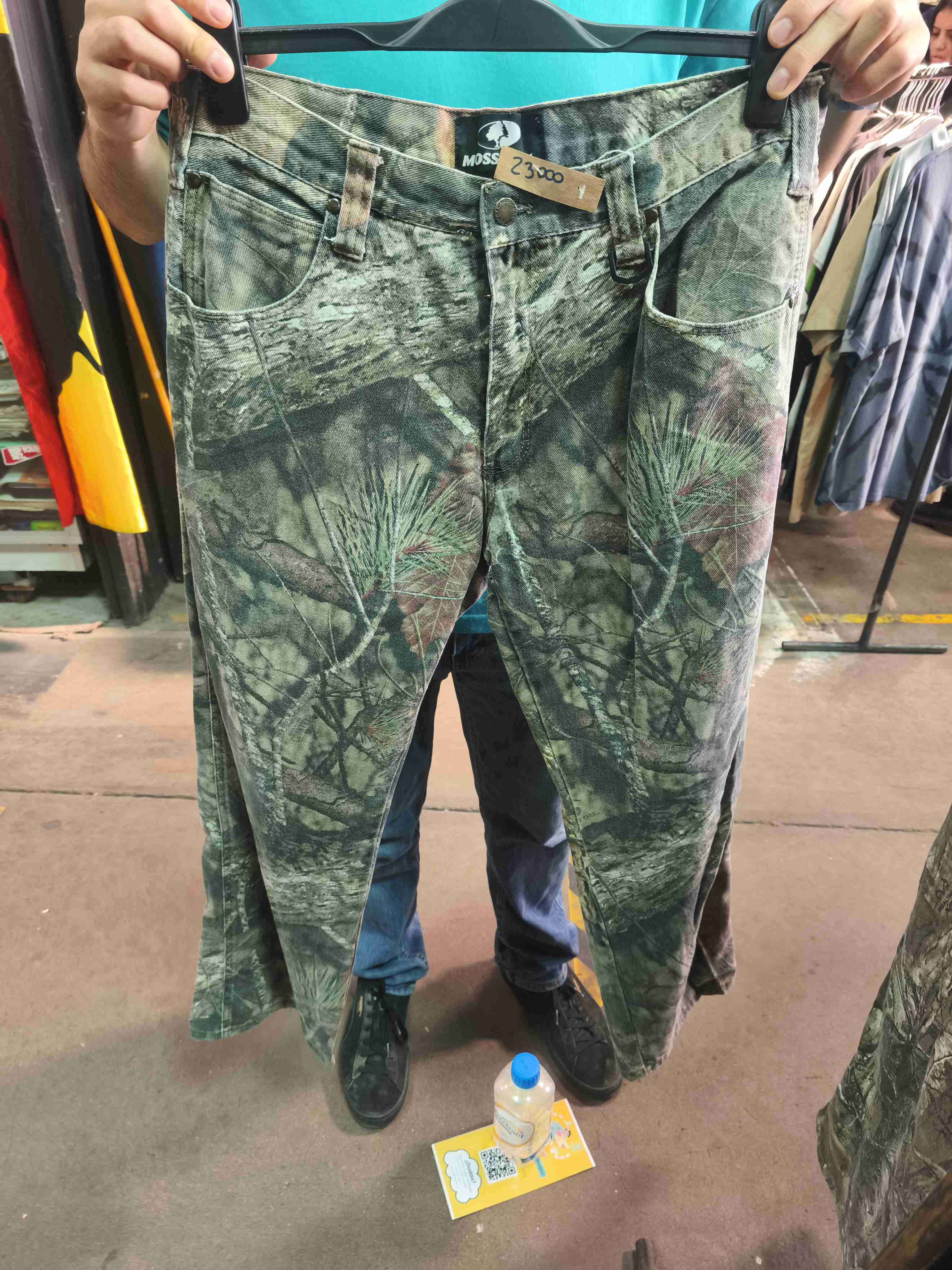 Pantalones cargo camuflaje verde