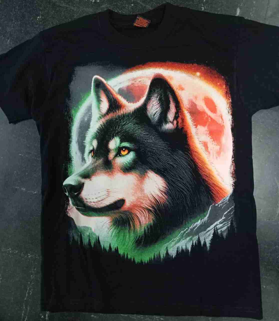Polera negra con diseño de lobo fluor