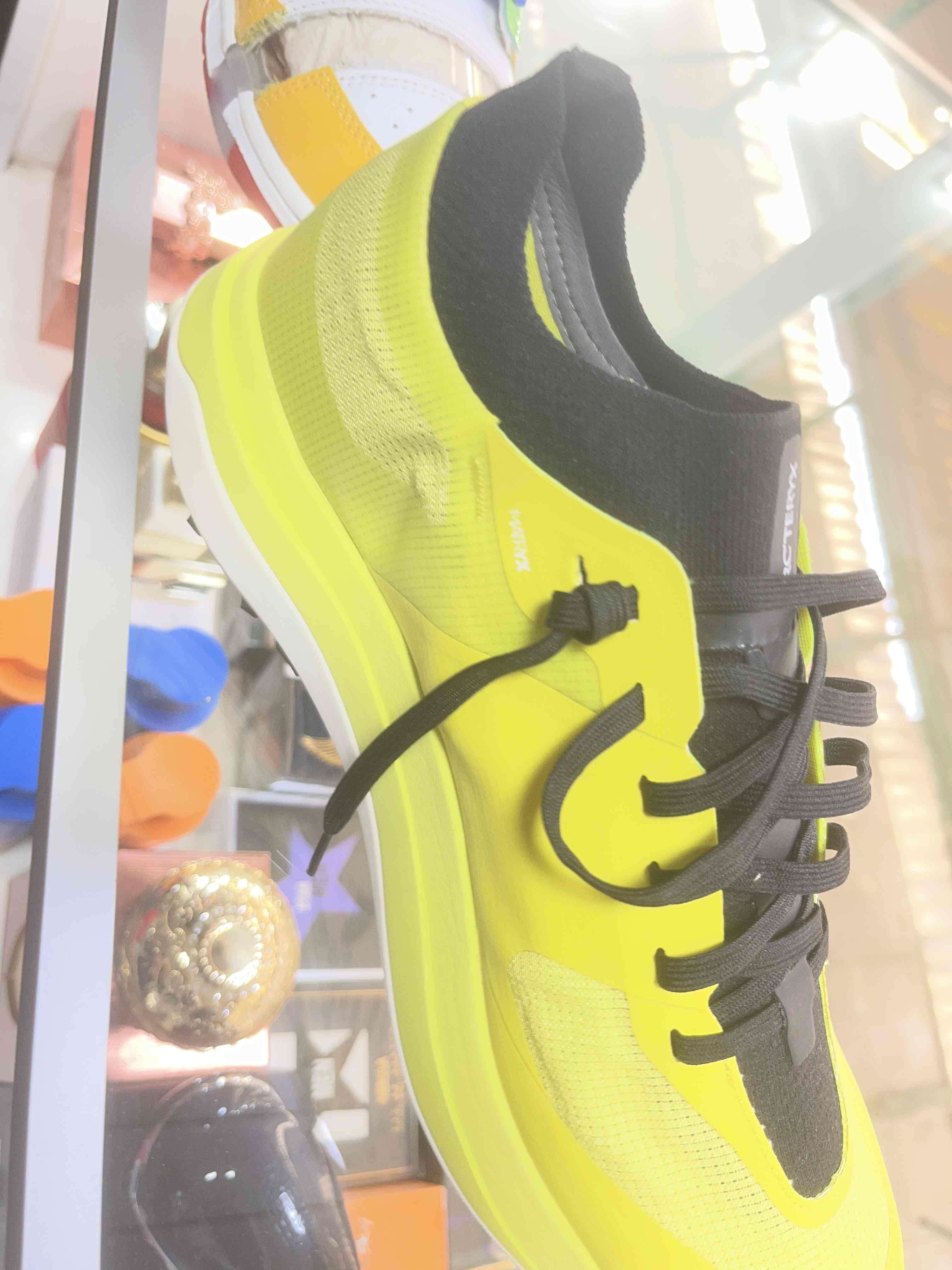 Zapatillas deportivas amarillas