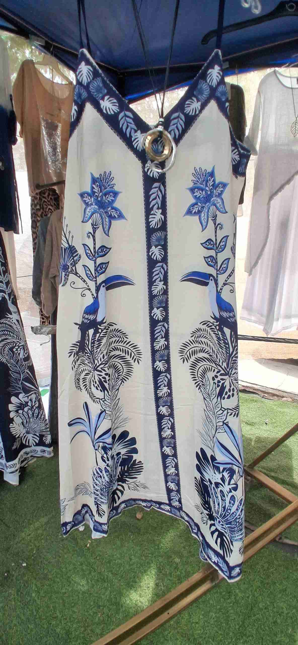 Vestido corto con estampado tropical