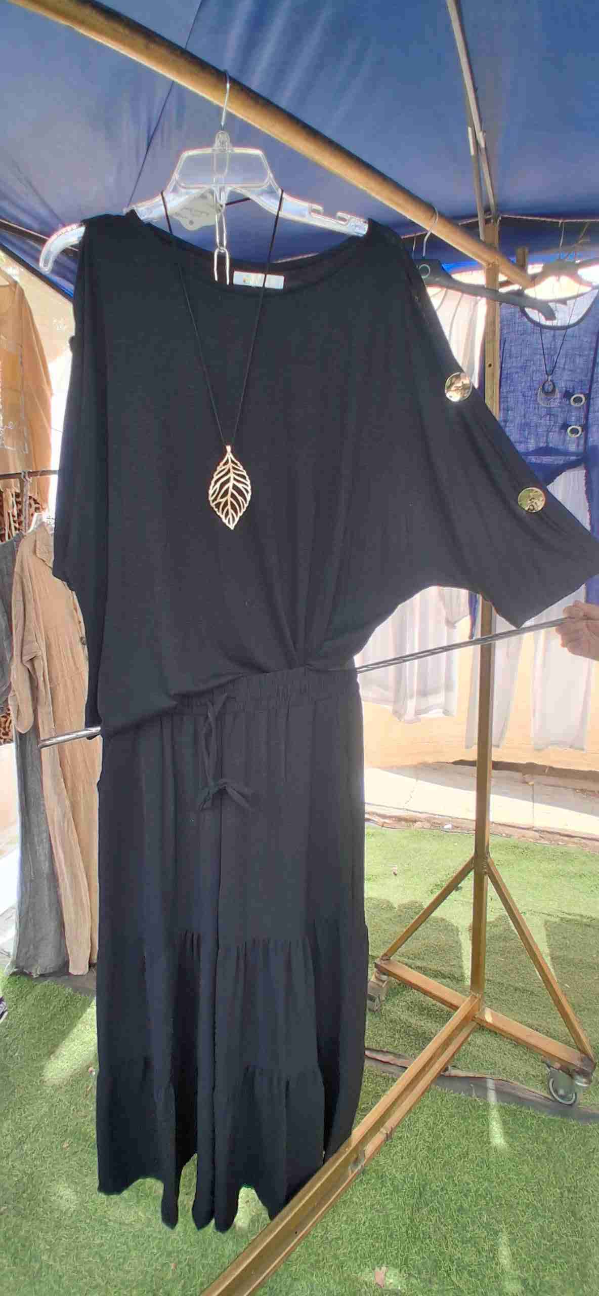 Conjunto negro con botones dorados