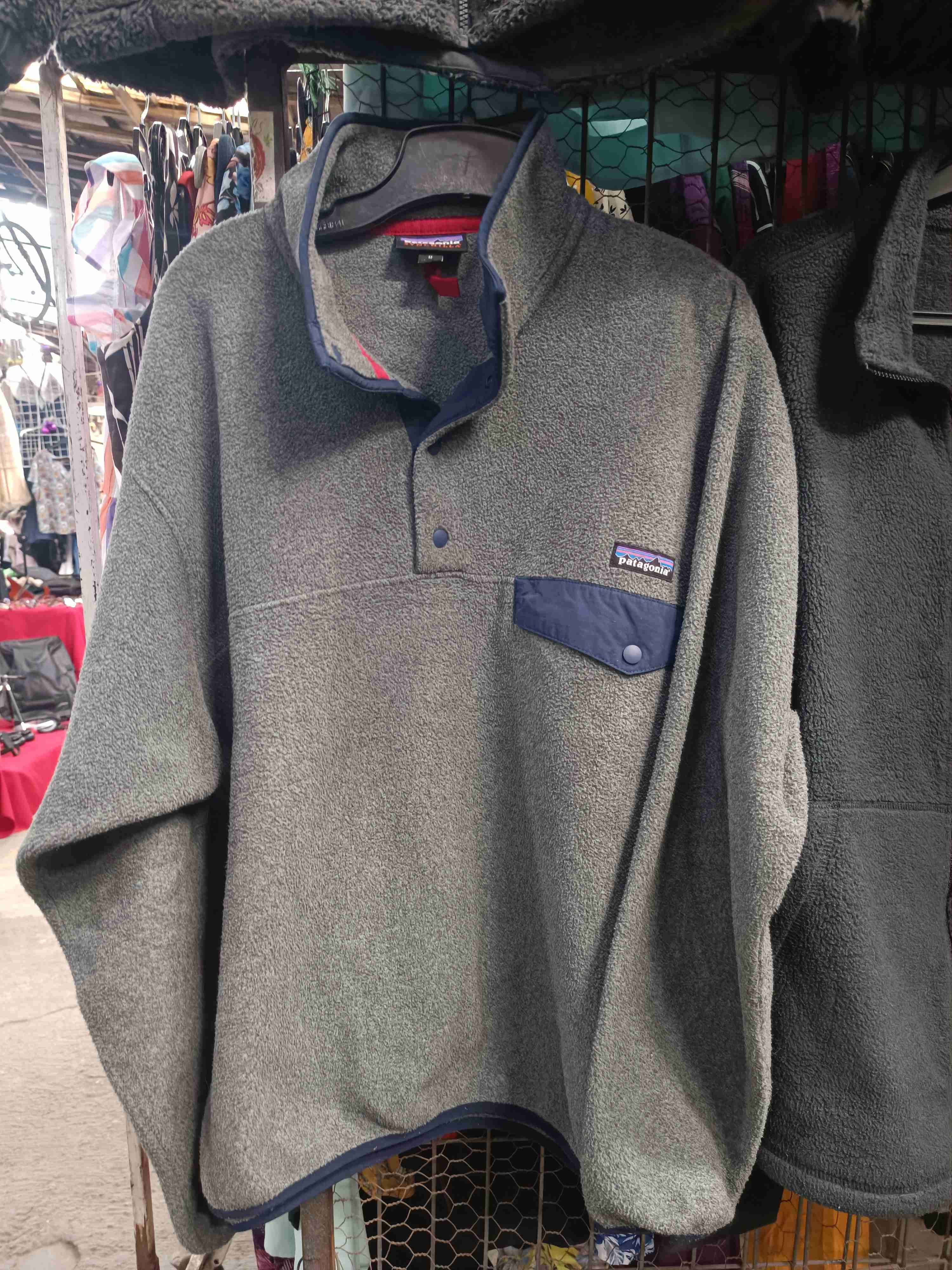 Polerón gris Patagonia con bolsillo