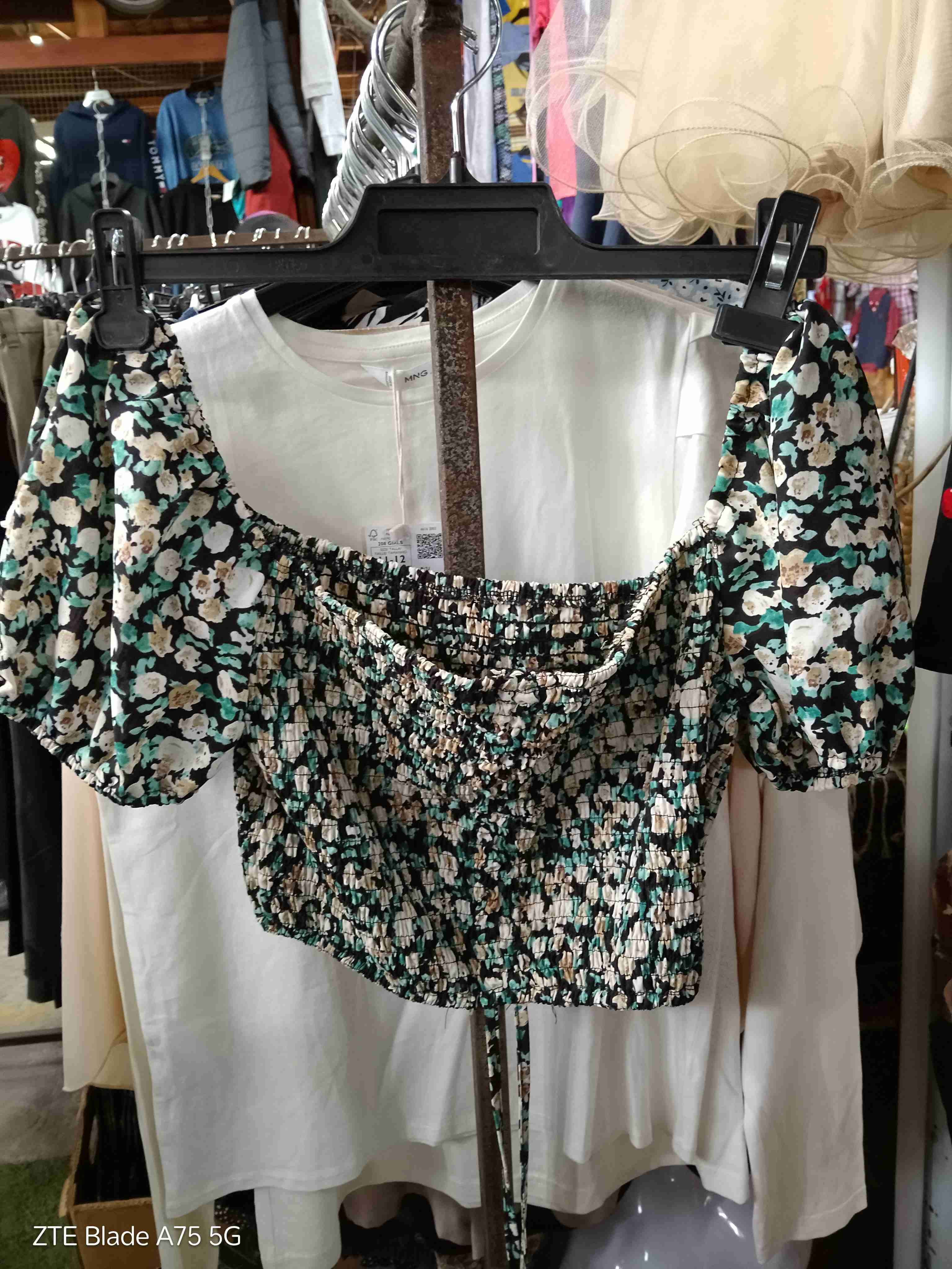 Blusa floreada con hombros descubiertos