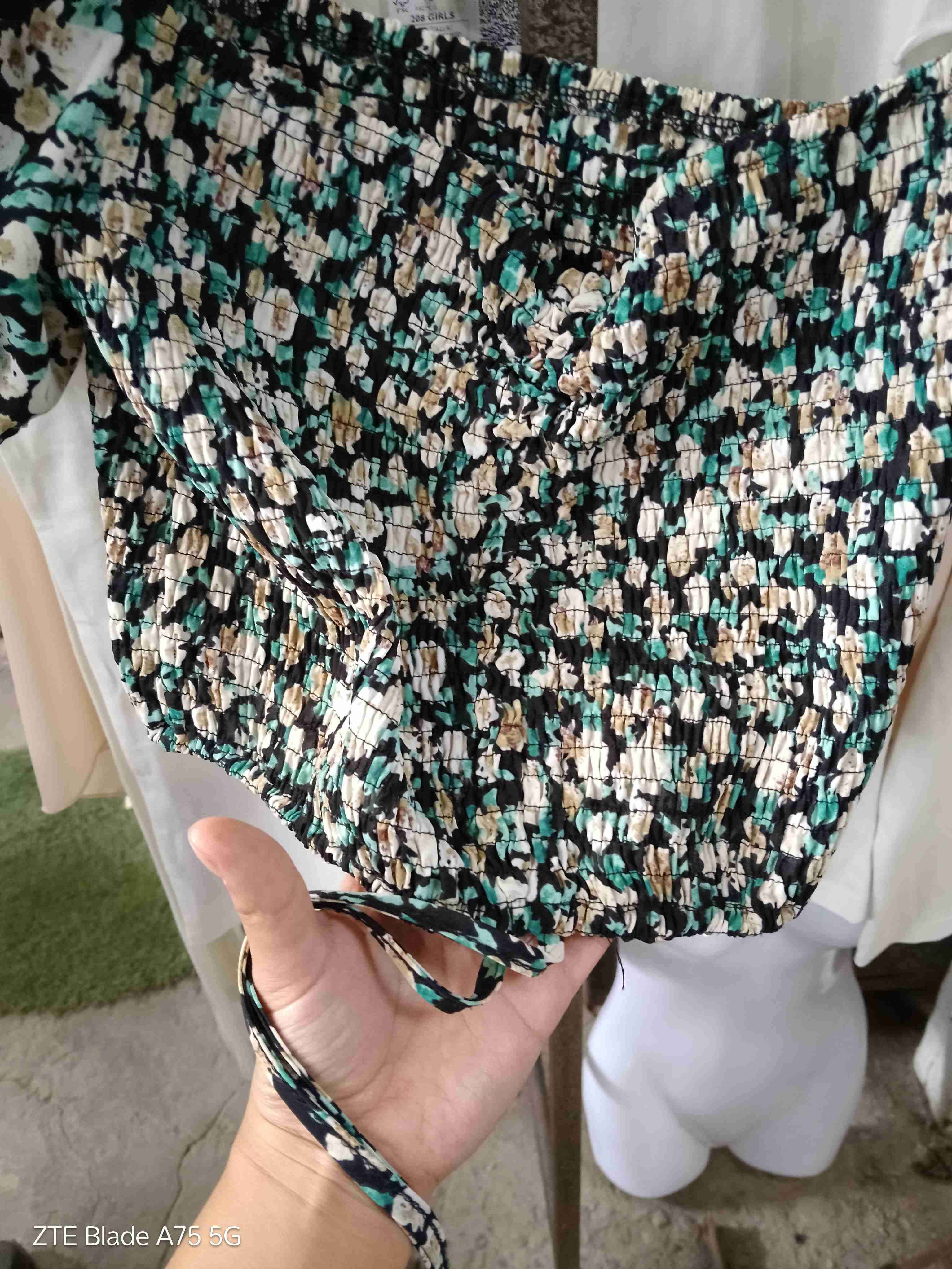 Blusa floreada con hombros descubiertos - miniatura 3