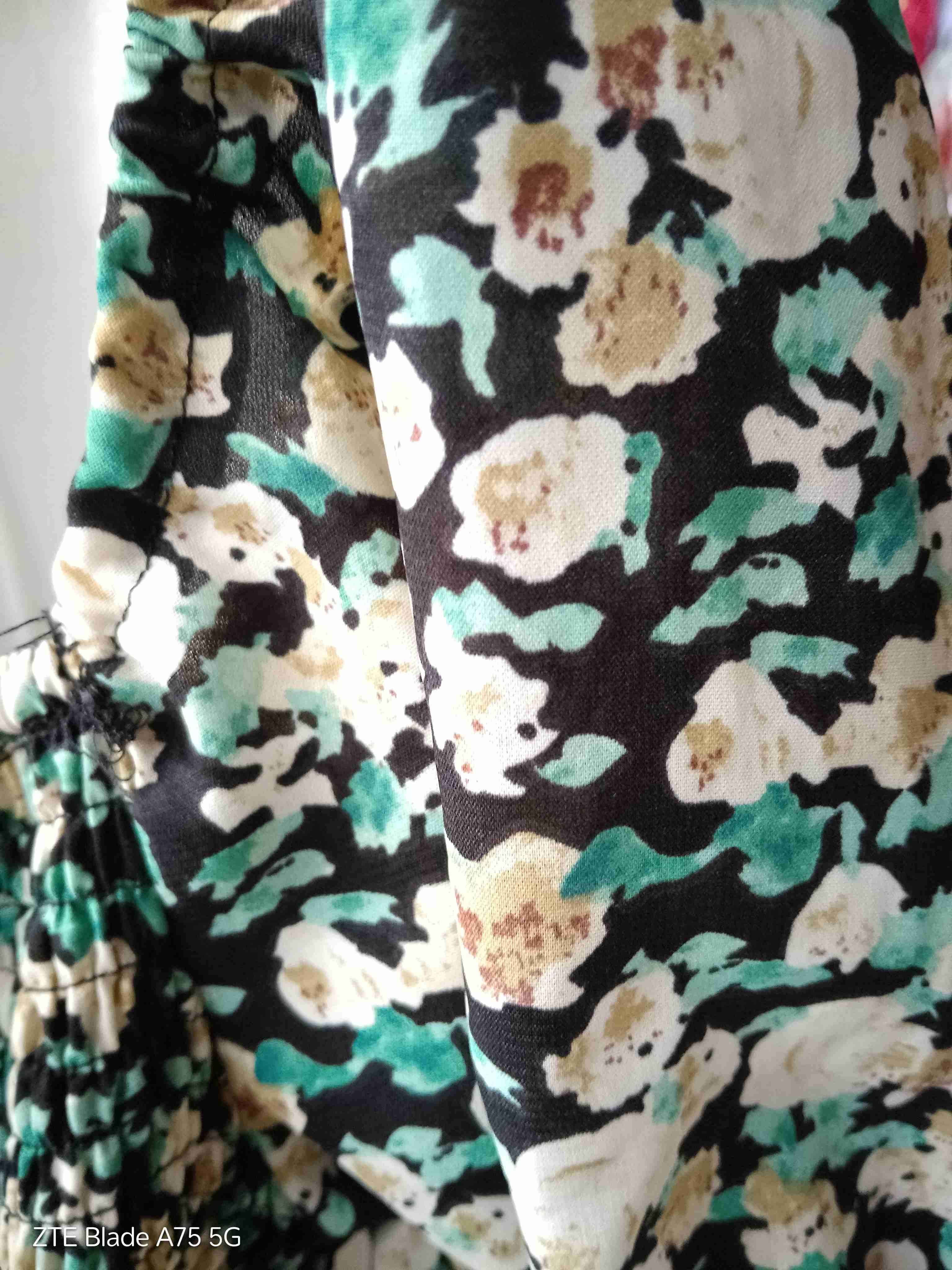 Blusa floreada con hombros descubiertos - miniatura 4