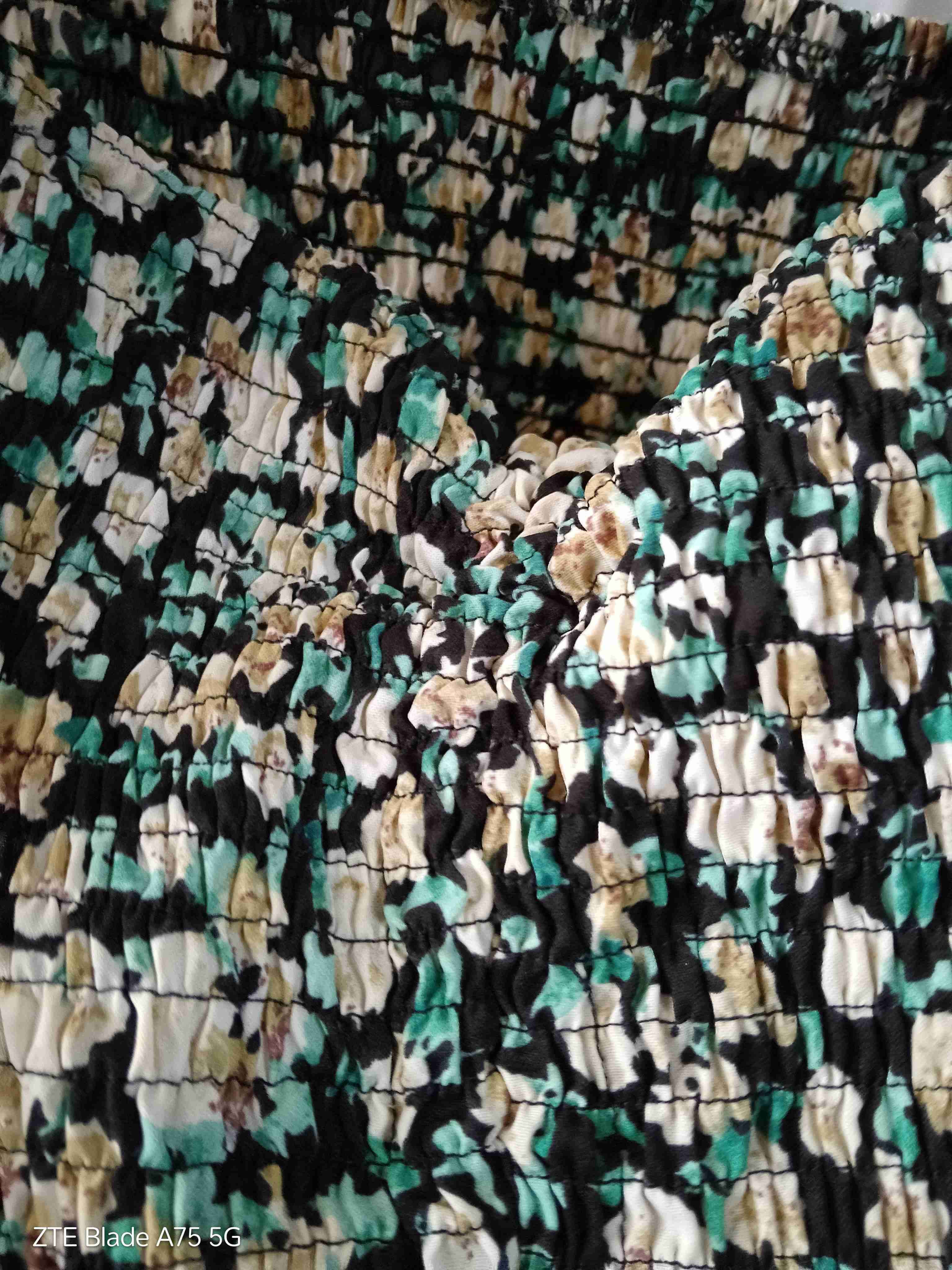 Blusa floreada con hombros descubiertos - miniatura 5