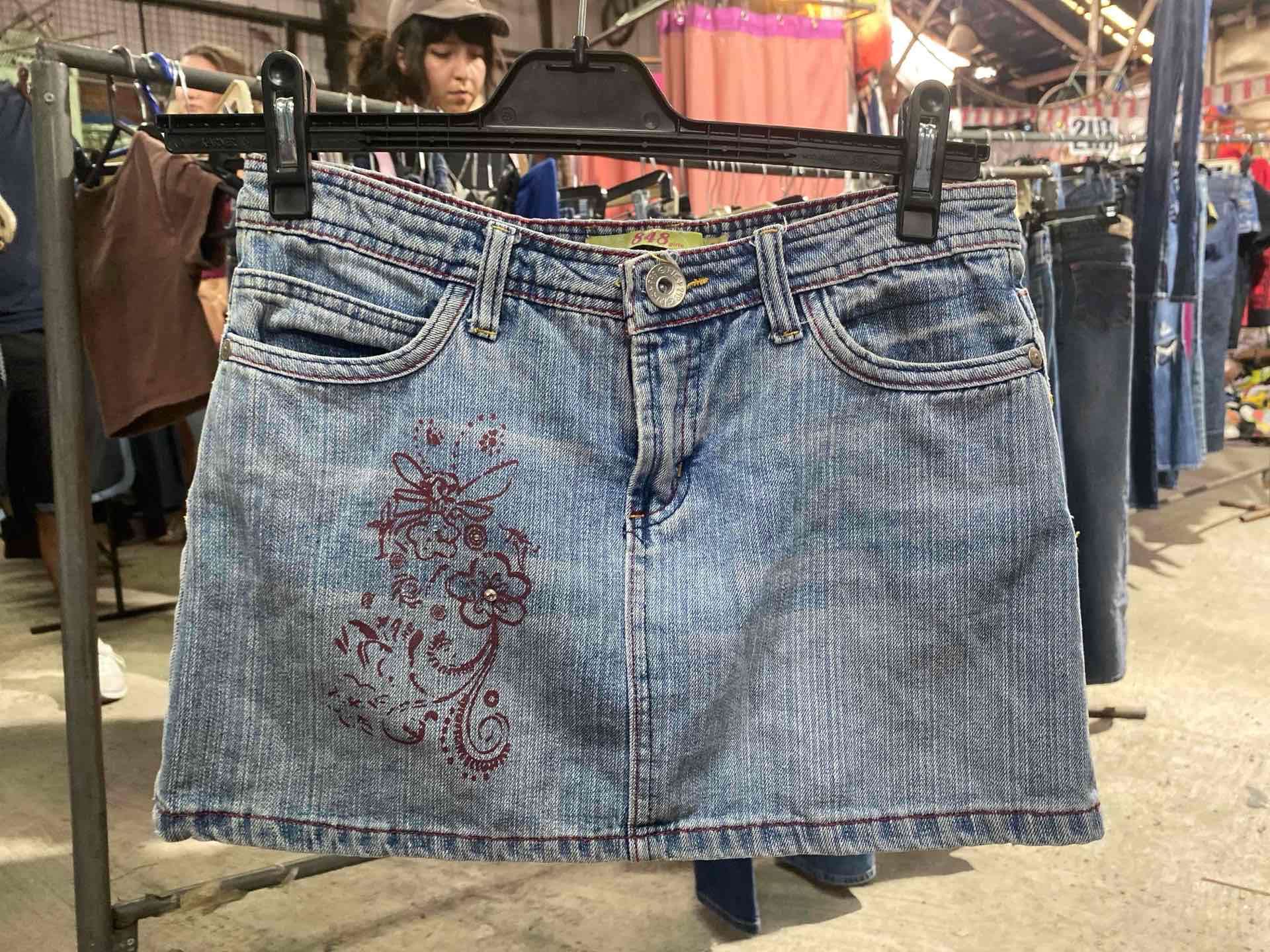 Falda de mezclilla con diseño floral