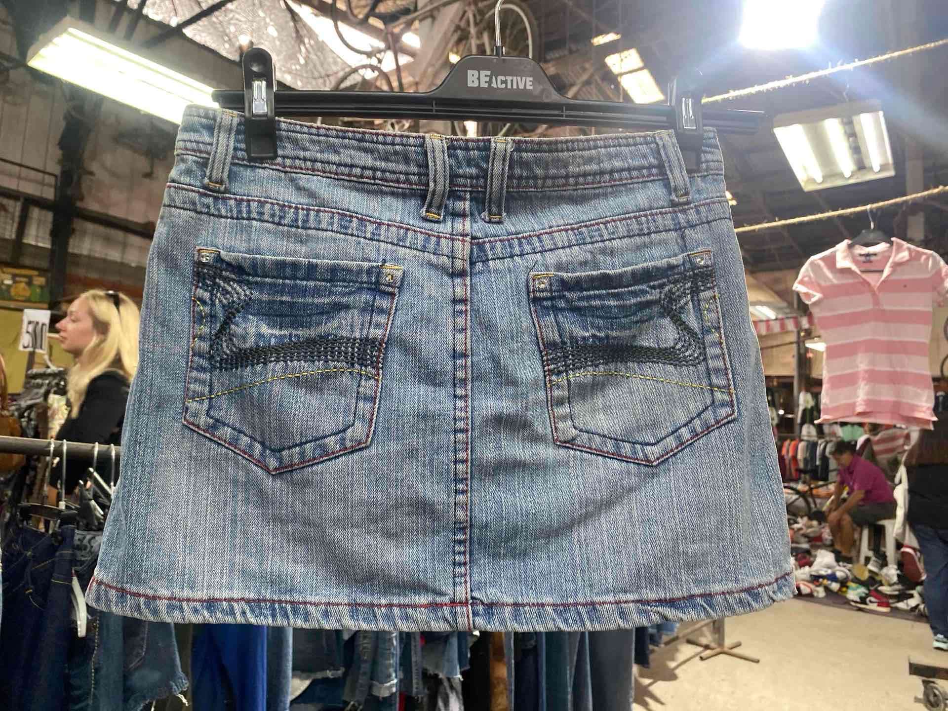 Falda de mezclilla con diseño floral - miniatura 2