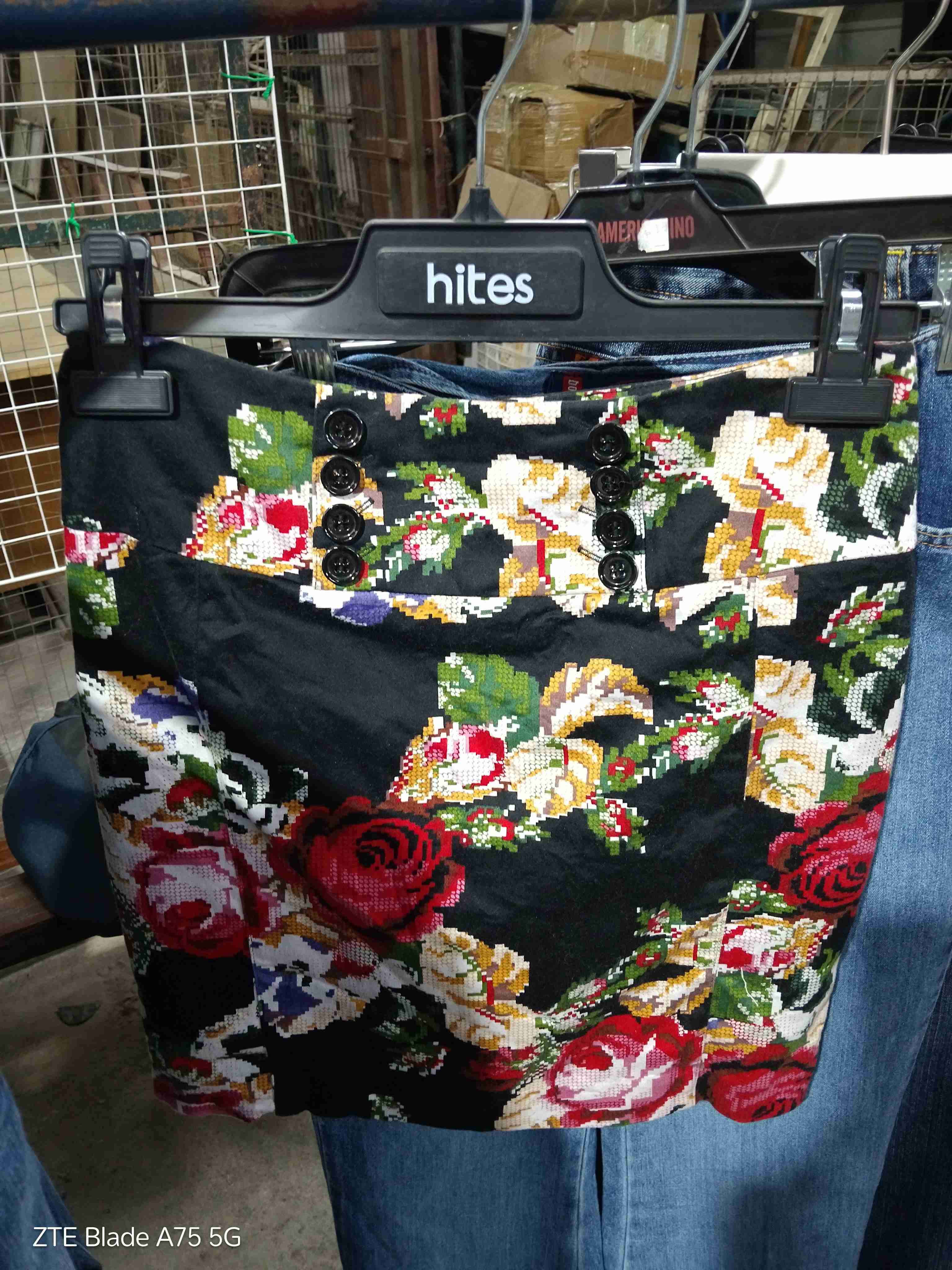 Falda negra con estampado floral talla 38