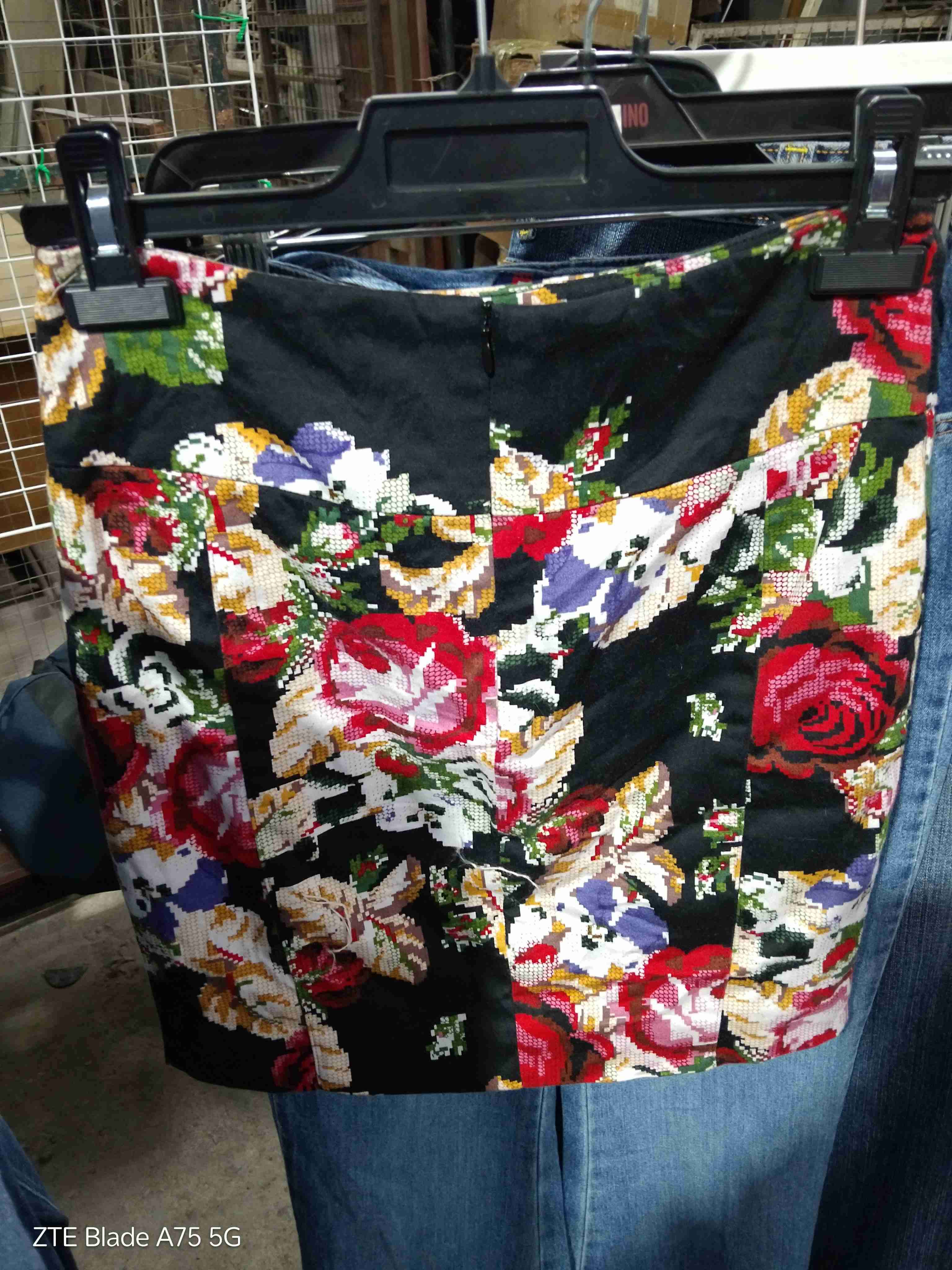 Falda negra con estampado floral talla 38 - miniatura 2