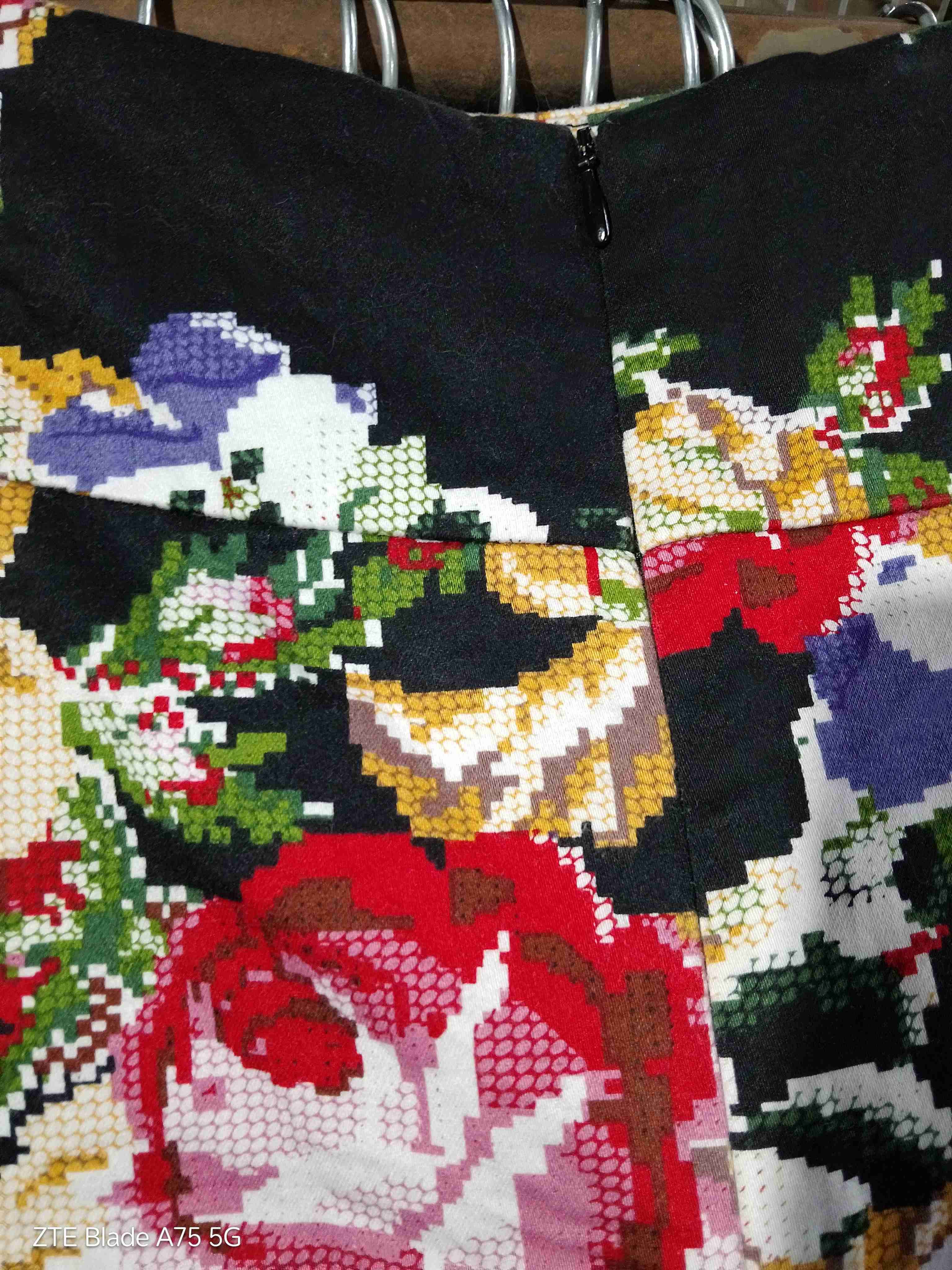 Falda negra con estampado floral talla 38 - miniatura 5