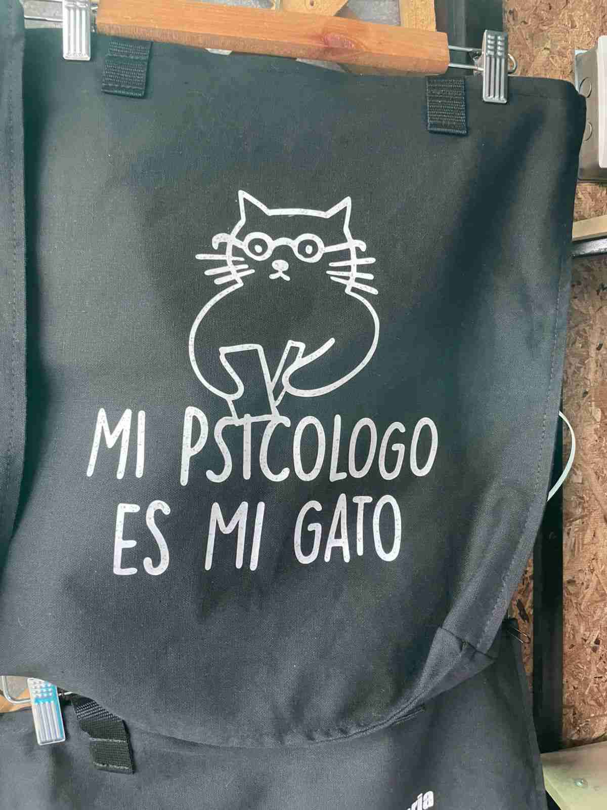 Mochila negra con diseño de gato