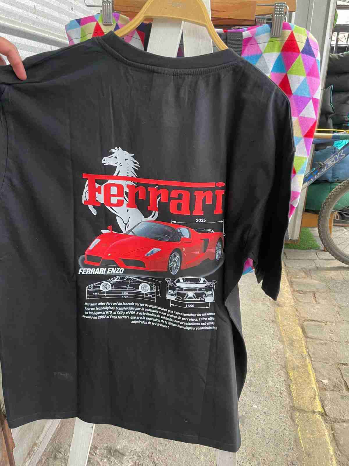 Polera negra Ferrari Enzo