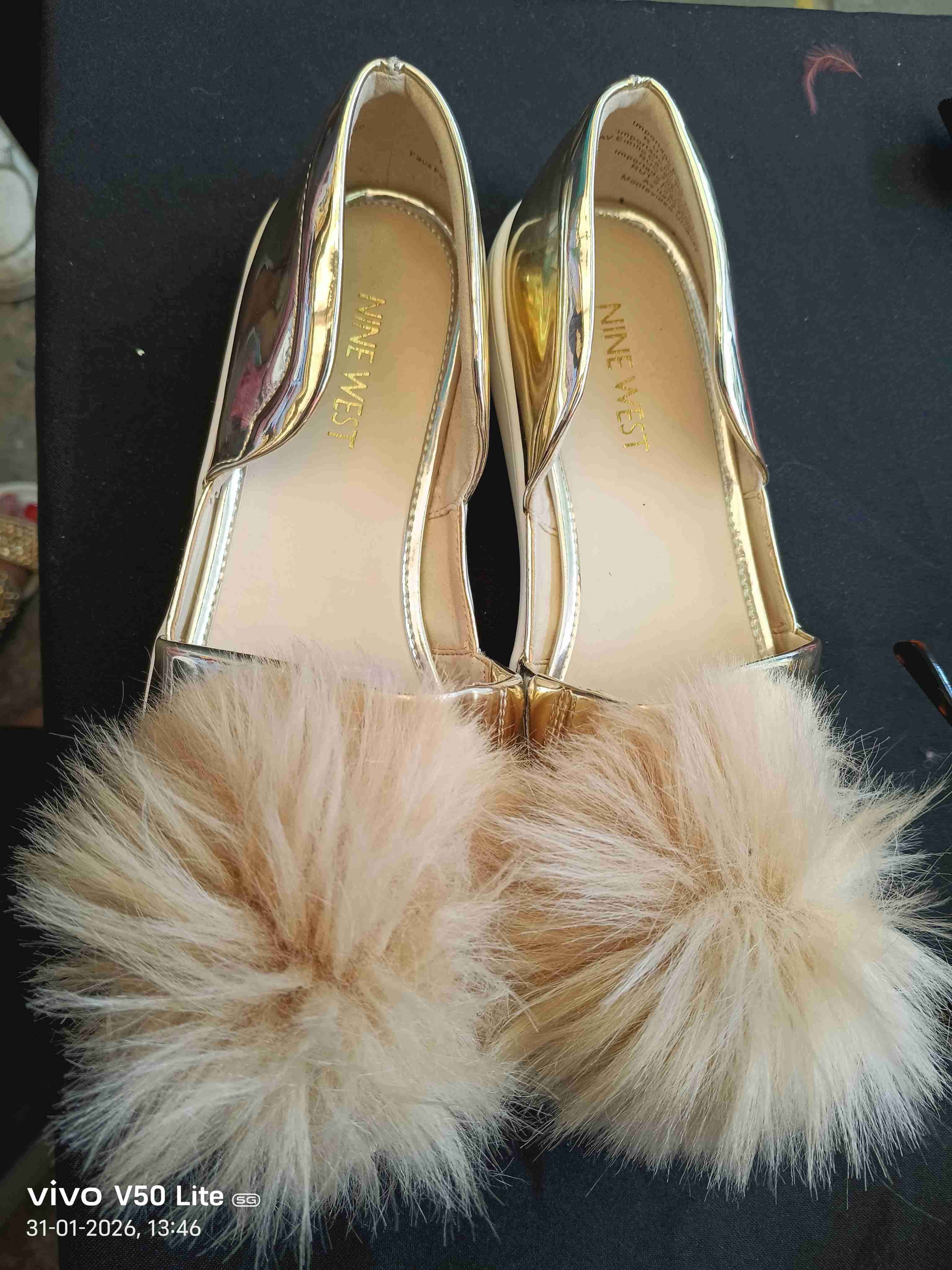 Zapatos dorados Nine West con pompones
