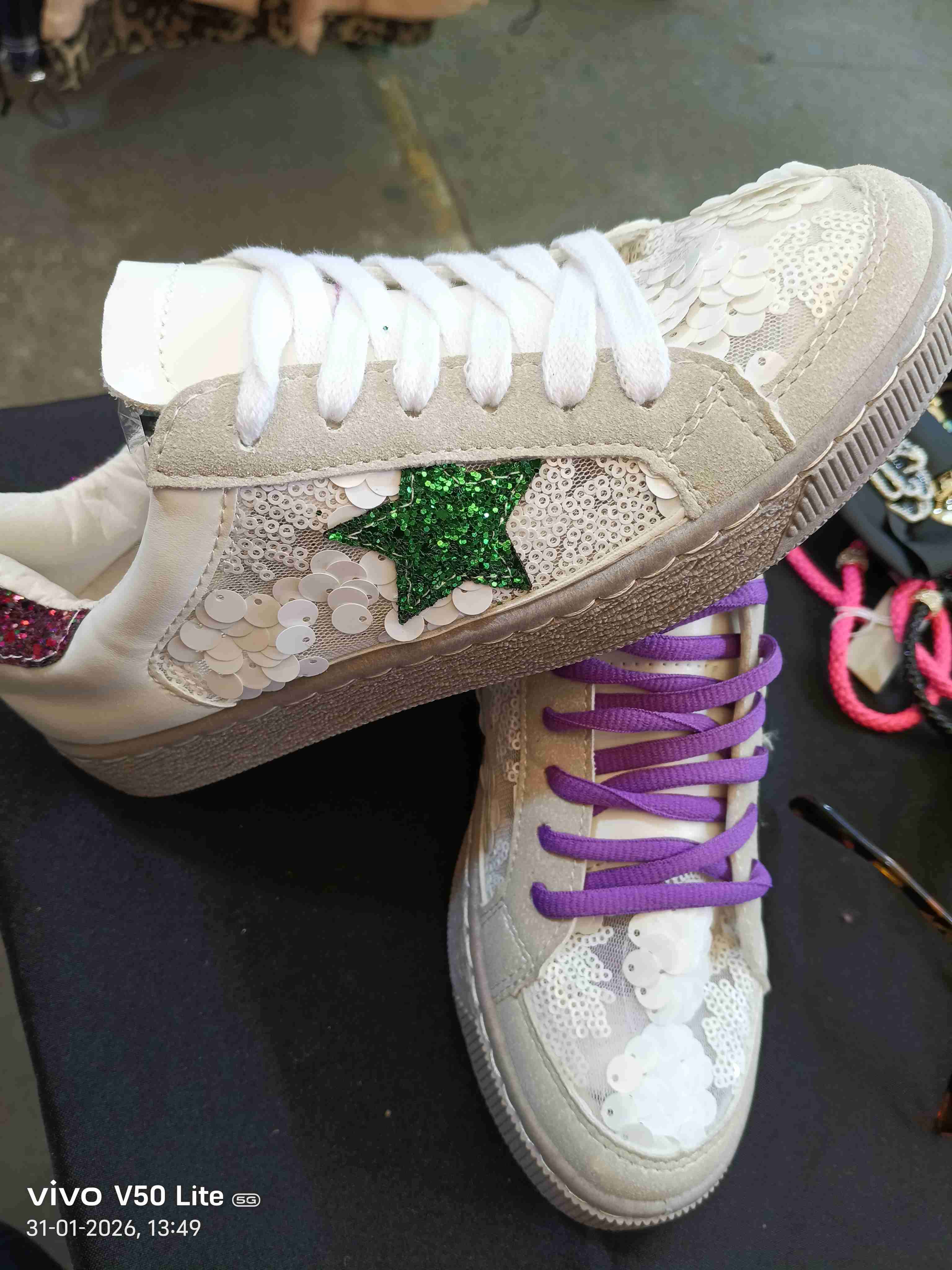 Zapatillas blancas con lentejuelas - miniatura 2
