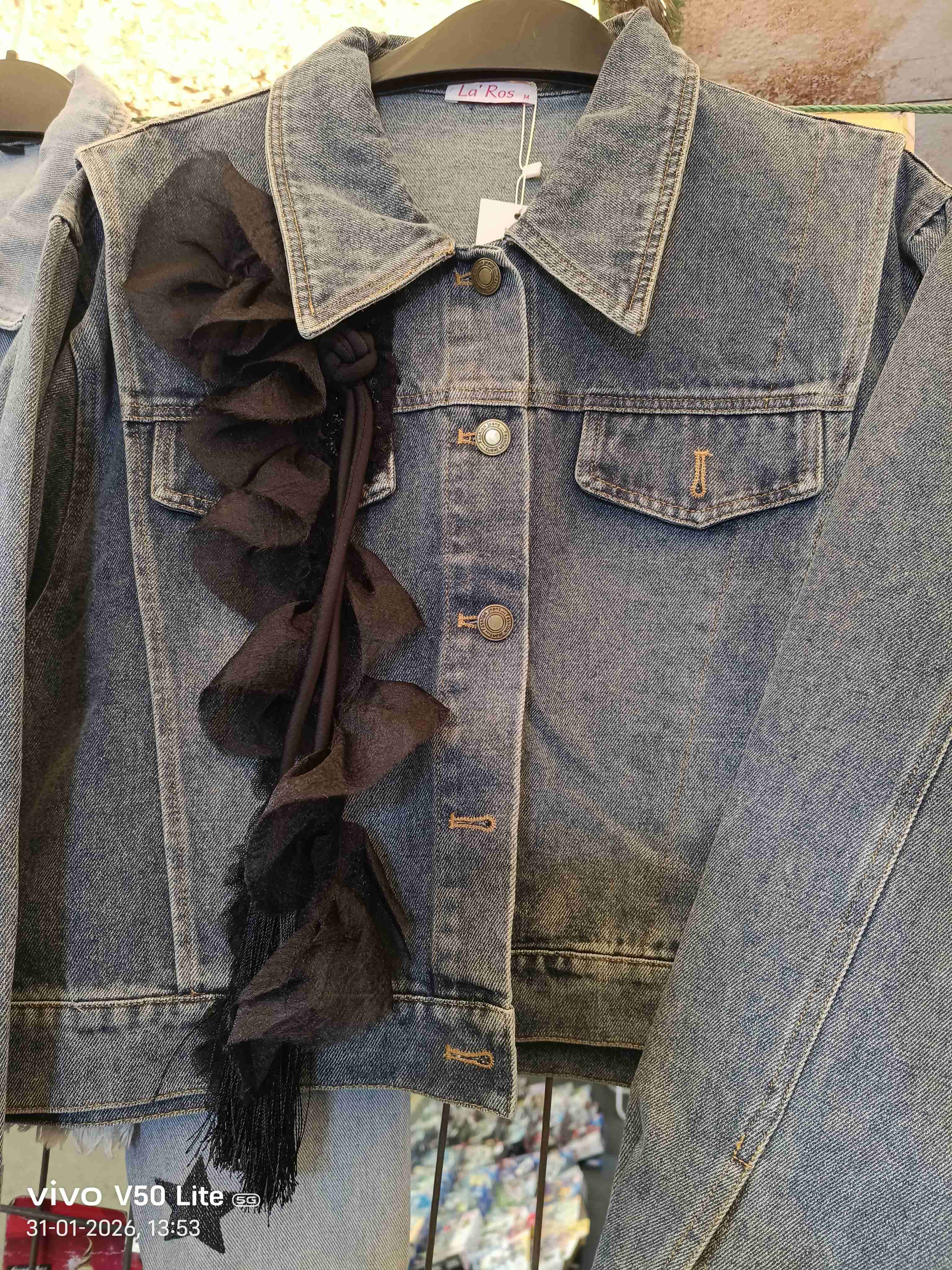 Chaqueta de mezclilla con detalle floral