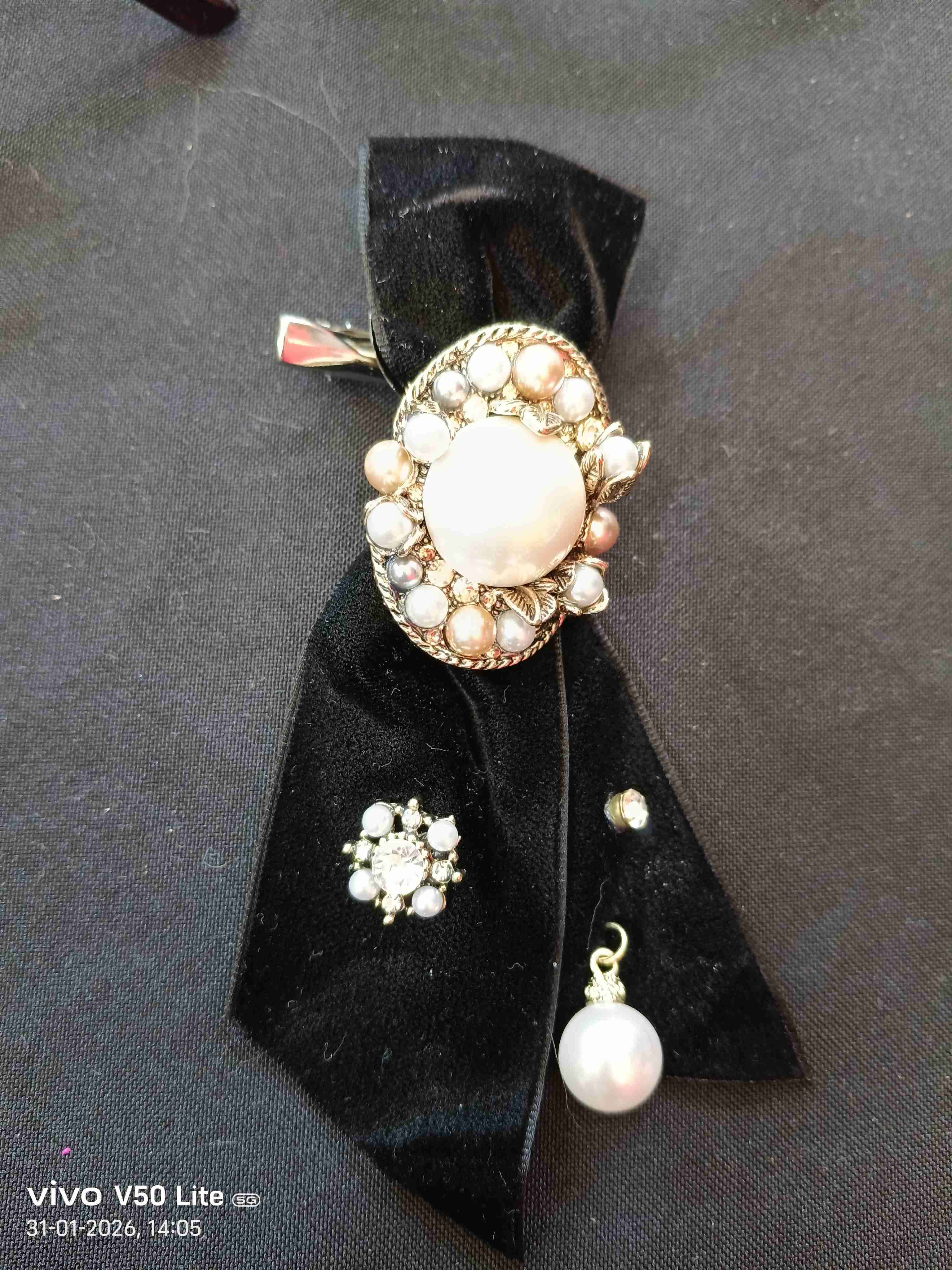 Broche de terciopelo y perlas