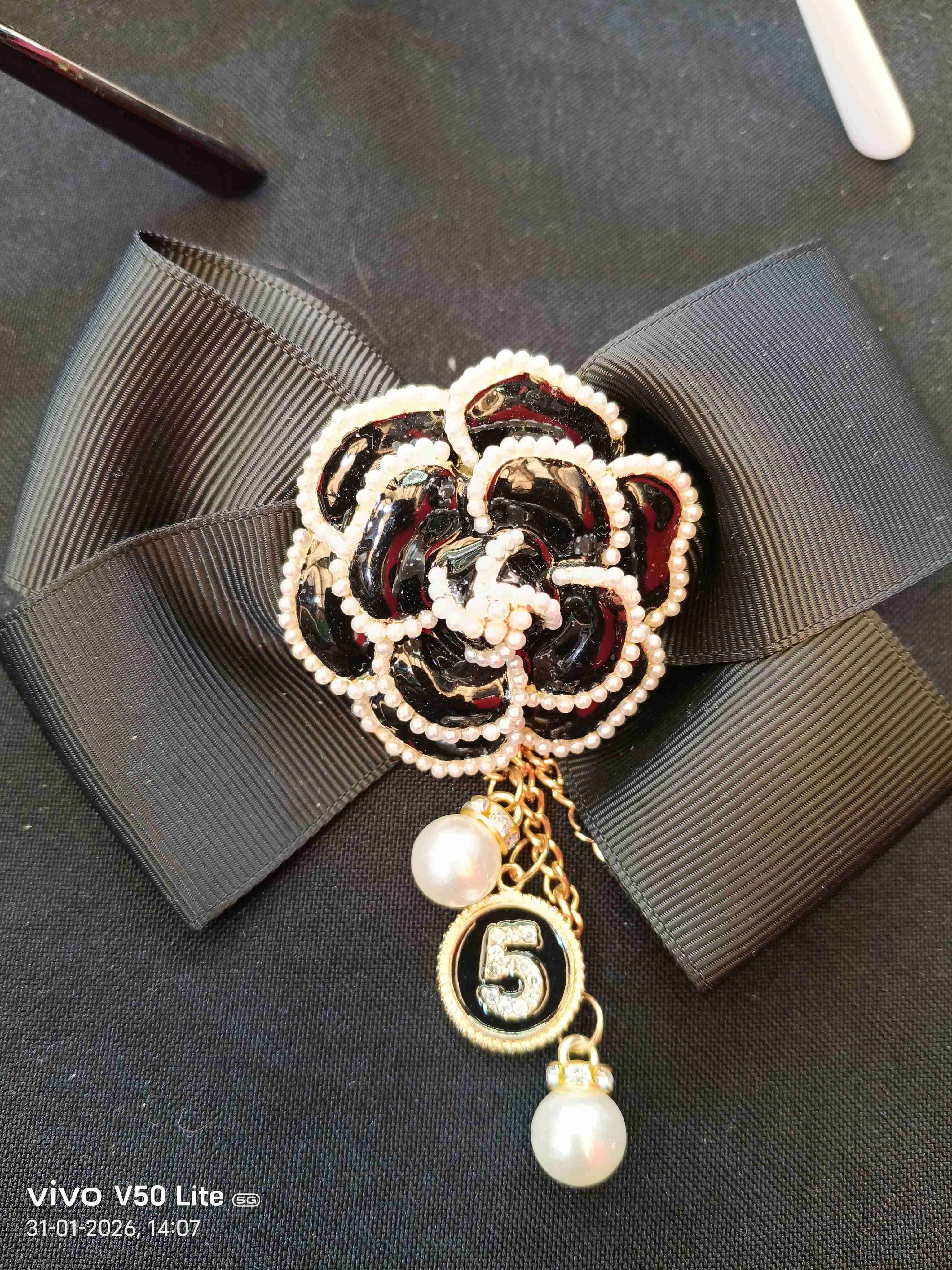 Broche elegante negro y dorado