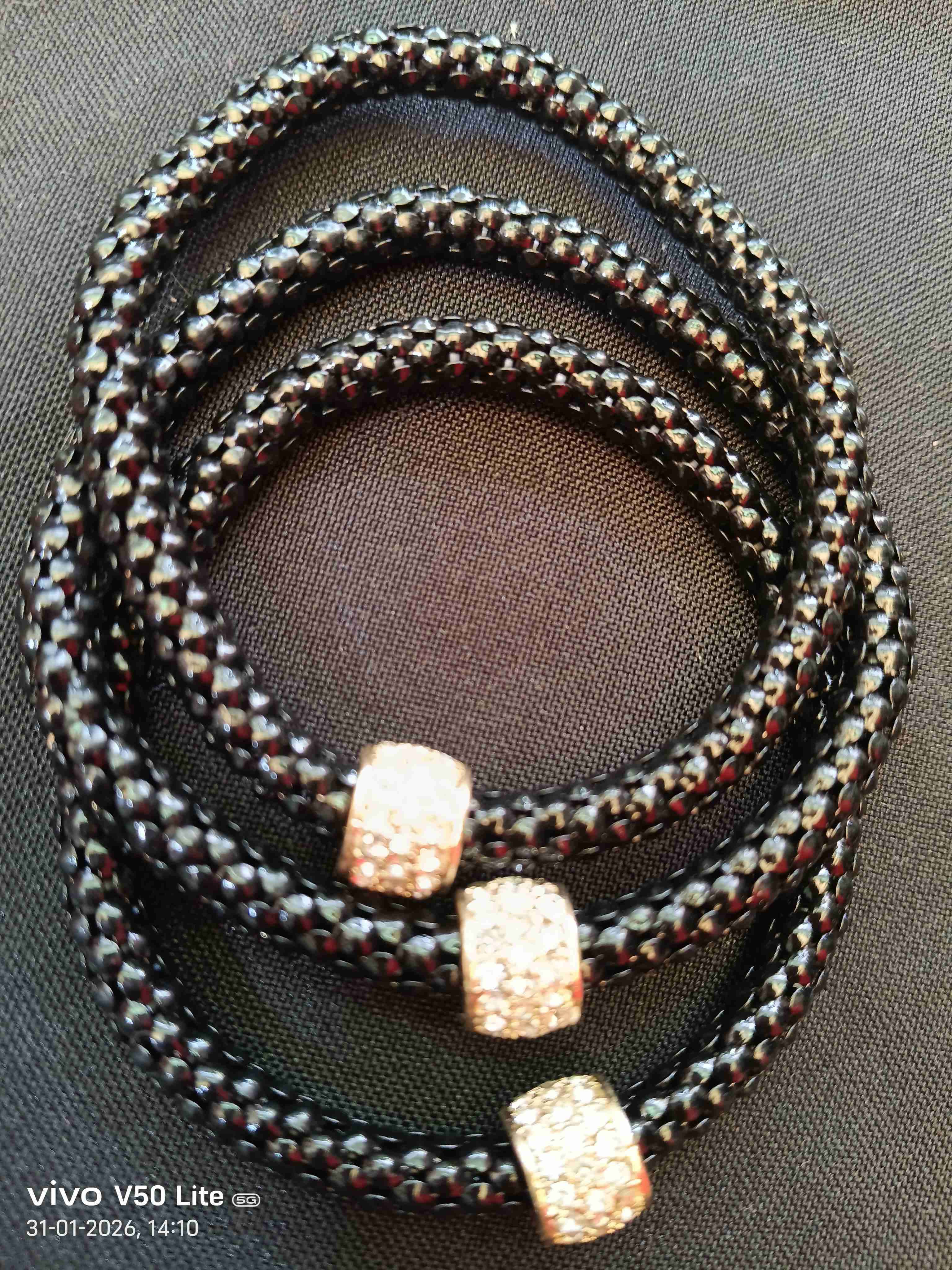 Pulseras negras con detalles dorados