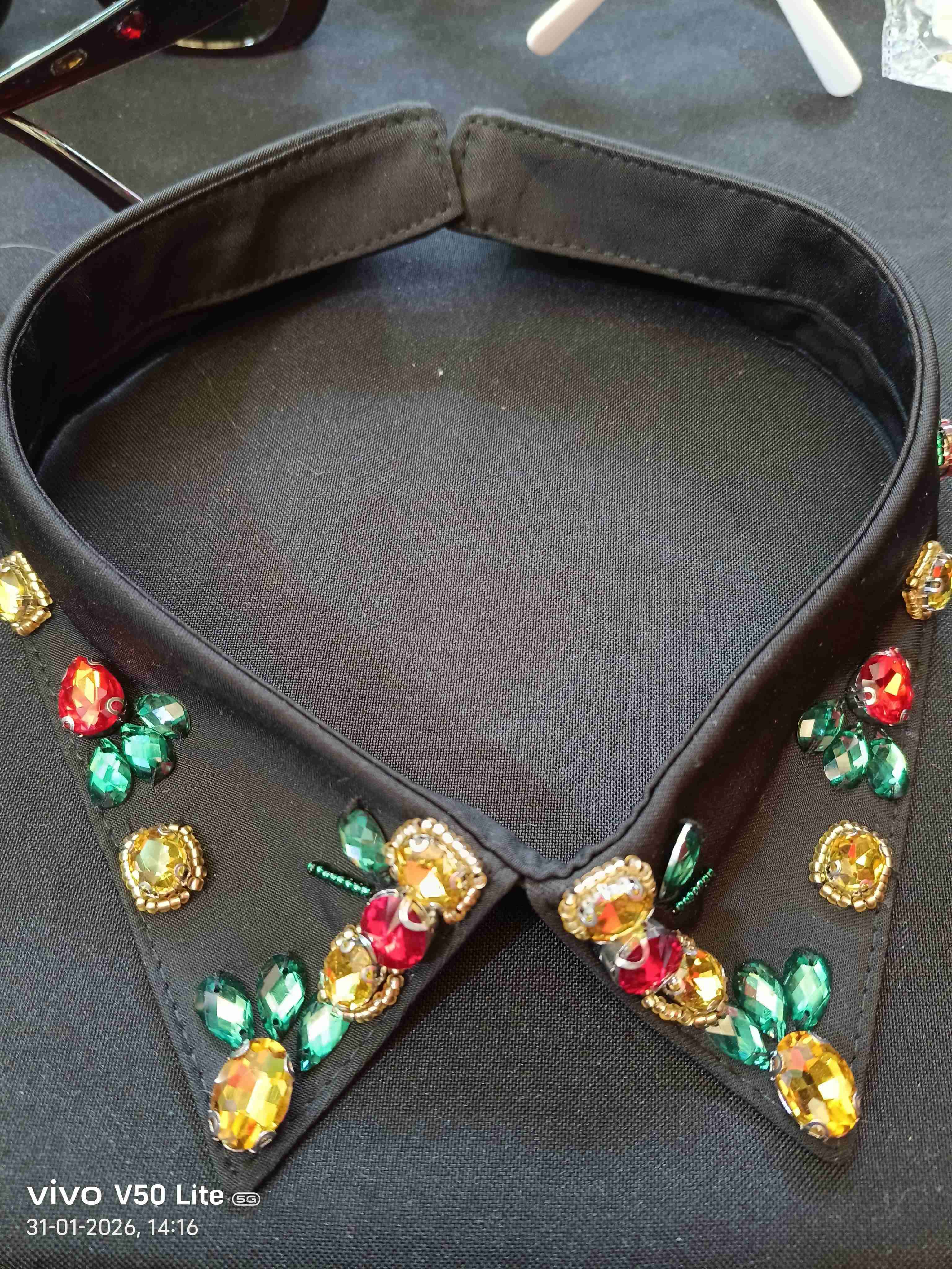Cuello desmontable con pedrería